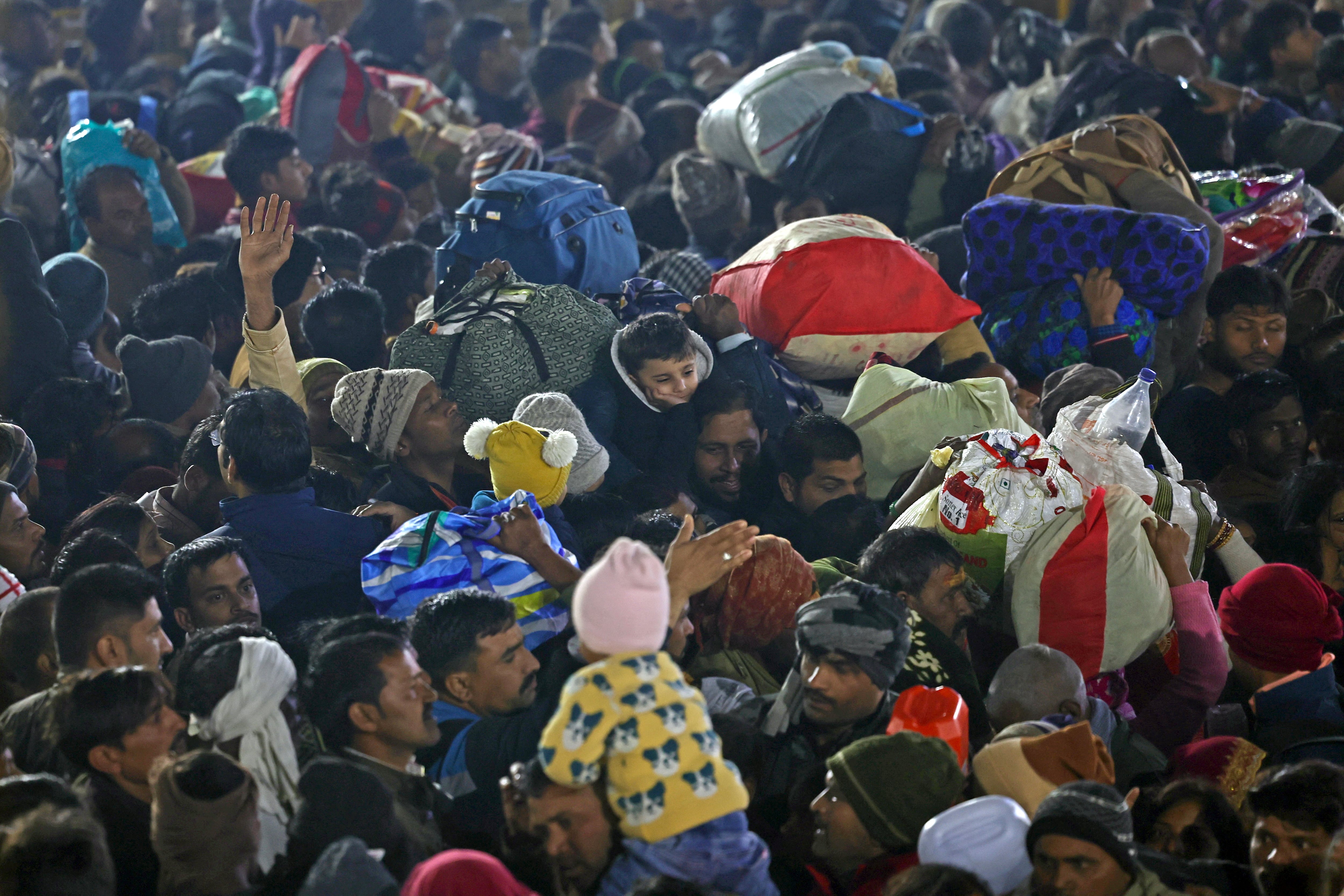 Al menos 15 personas murieron en una estampida en Prayagraj