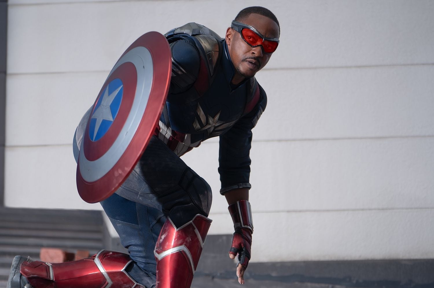 Sam Wilson como el Capitán América con una rodilla en el suelo