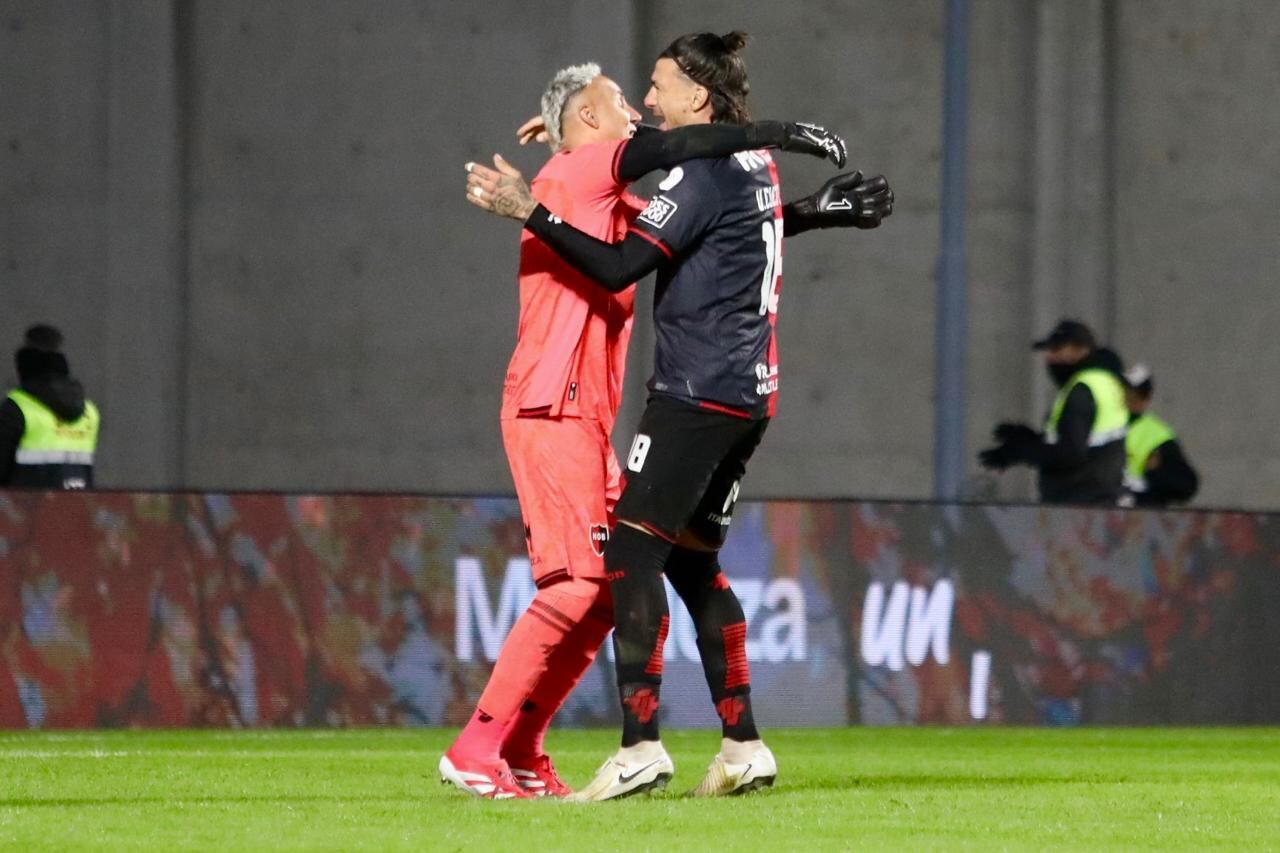 Keylor Navas celebró con Víctor Cuesta el pase de Newell's de ronda en la Copa Argentina.