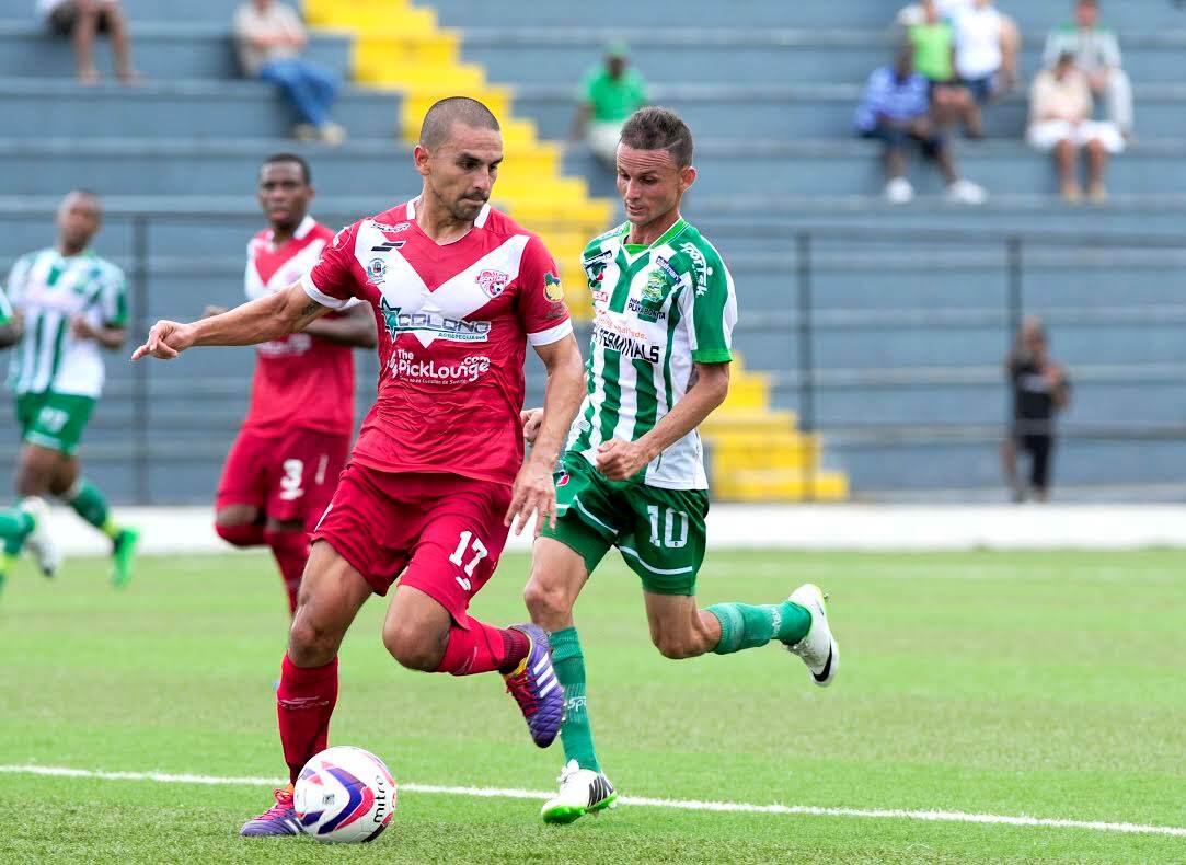 Alexánder Espinoza (10) anotó el segundo gol de Limón. Lo marca el santista Jorge Hernández durante el partido de este miércoles en el Juan Gobán.