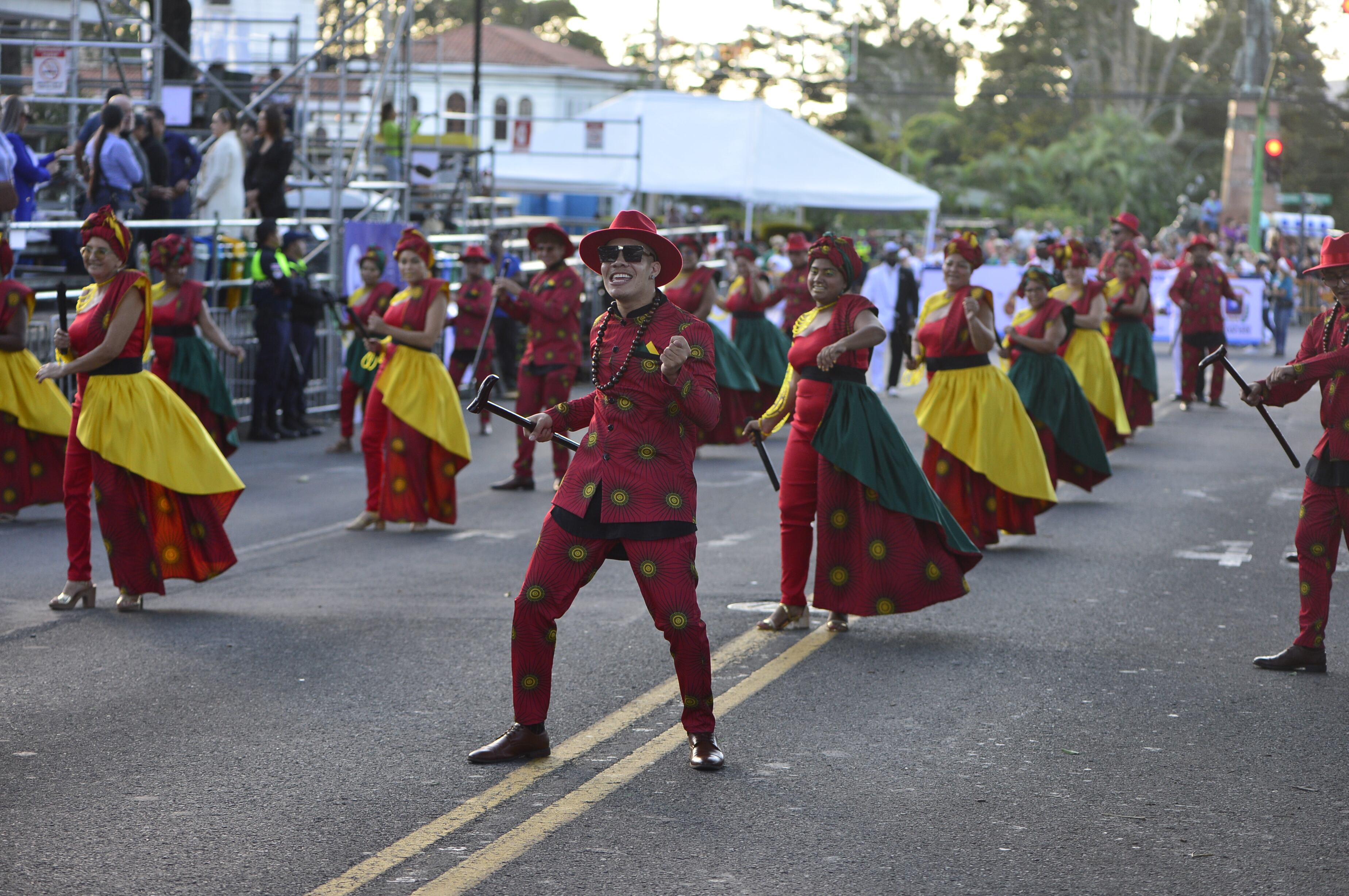 Imágenes de artistas, músicos de bandas, bailarines folclóricos y mascaradas que participaron en el pasacalles previo al Festival de la Luz 2024 en San José.