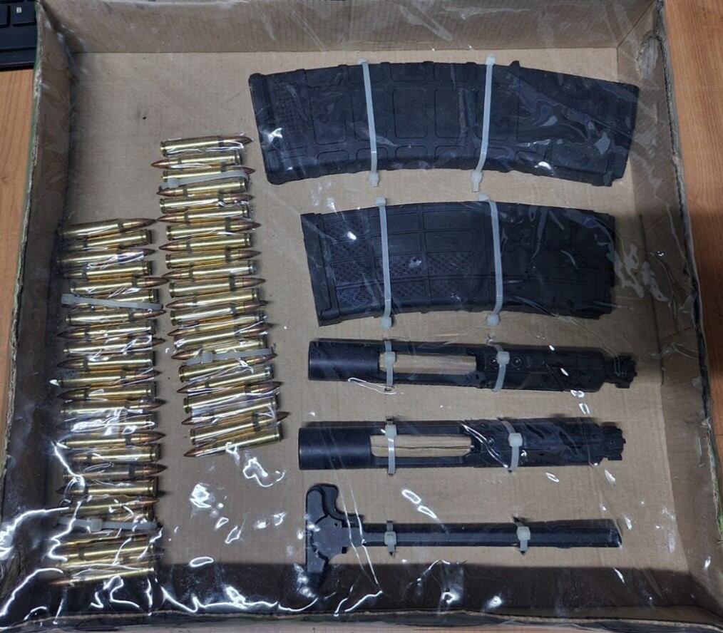 El vecino les dijo a los policías que el fusil fue lanzado desde un carro al patio de su casa. Foto MSP.