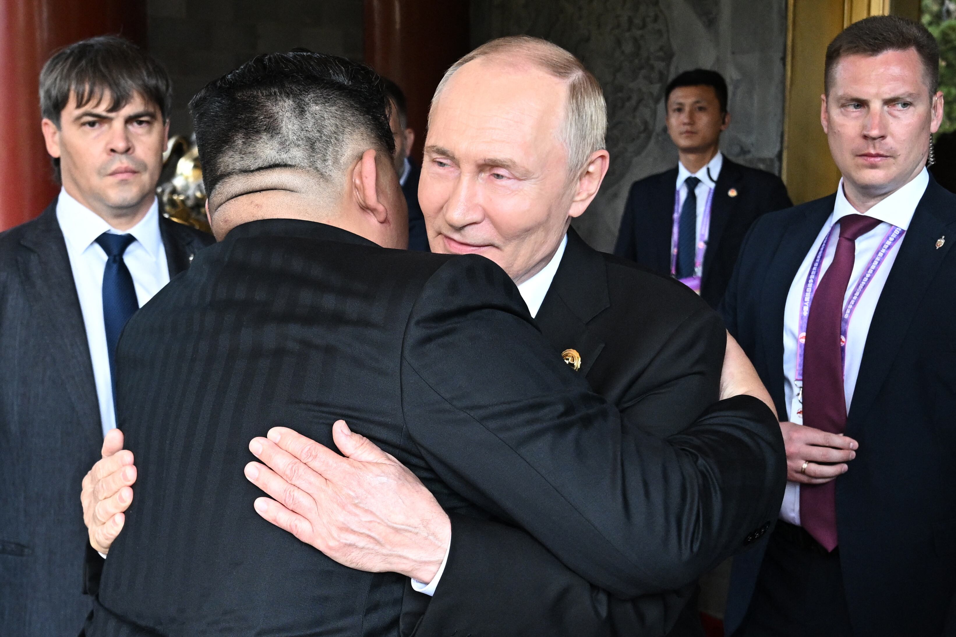 El presidente ruso, Vladimir Putin, despide al líder norcoreano Kim Jong Un tras sus conversaciones en Pekín, luego de asistir al desfile militar por el 80.º aniversario de la victoria sobre Japón. Foto: Sergei Bobylyov / POOL / AFP