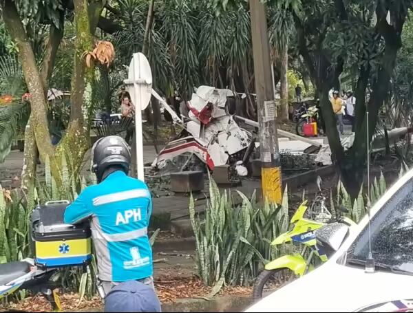 Avioneta se desplomó en calle de Medellín; piloto y pasajera resultaron heridos y están hospitalizados.