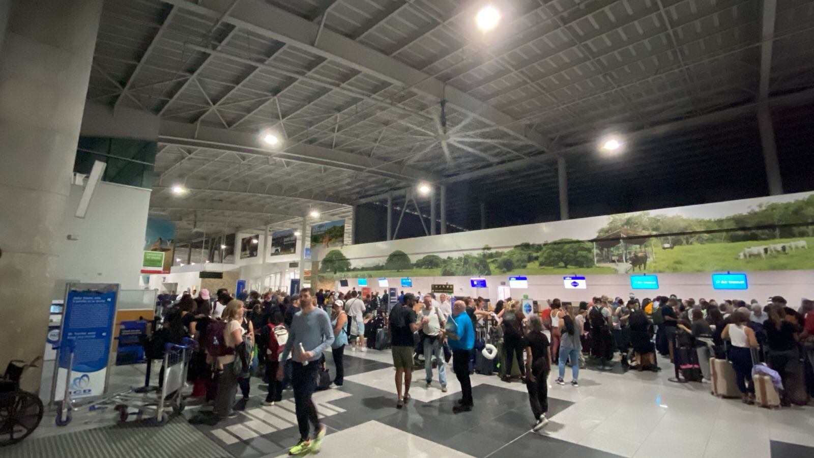 Así lucía el aeropuerto Daniel Oduber en Liberia, Guanacaste, la noche de este domingo 17 de noviembre luego del cierre.
