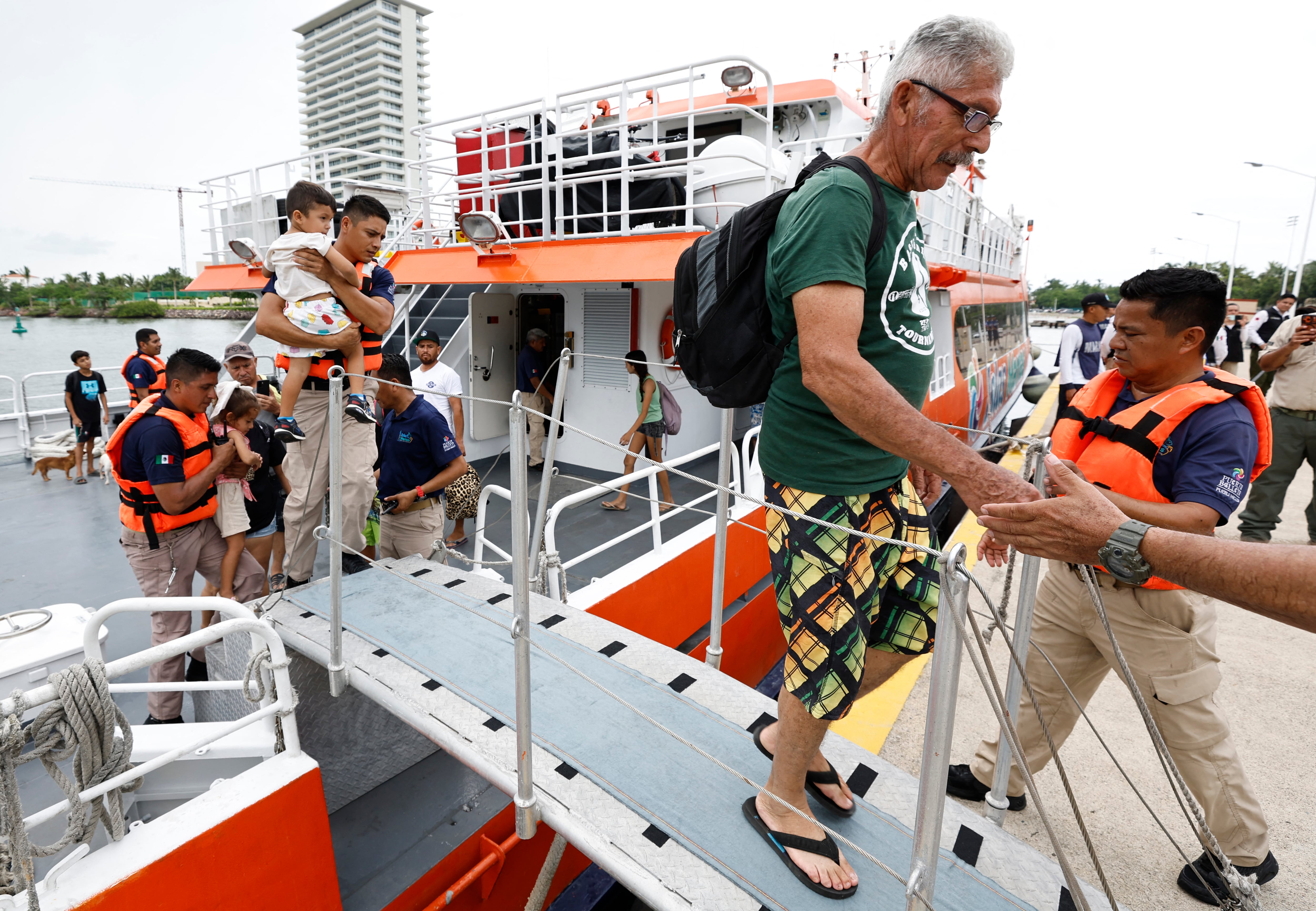 Un hombre desembarca de un ferry que trasladó a 80 personas evacuadas por la Marina de México hasta las instalaciones de la 12.ª Zona Naval, en Puerto Vallarta, Jalisco, el 10 de octubre de 2026, ante la posible llegada del huracán Simón.