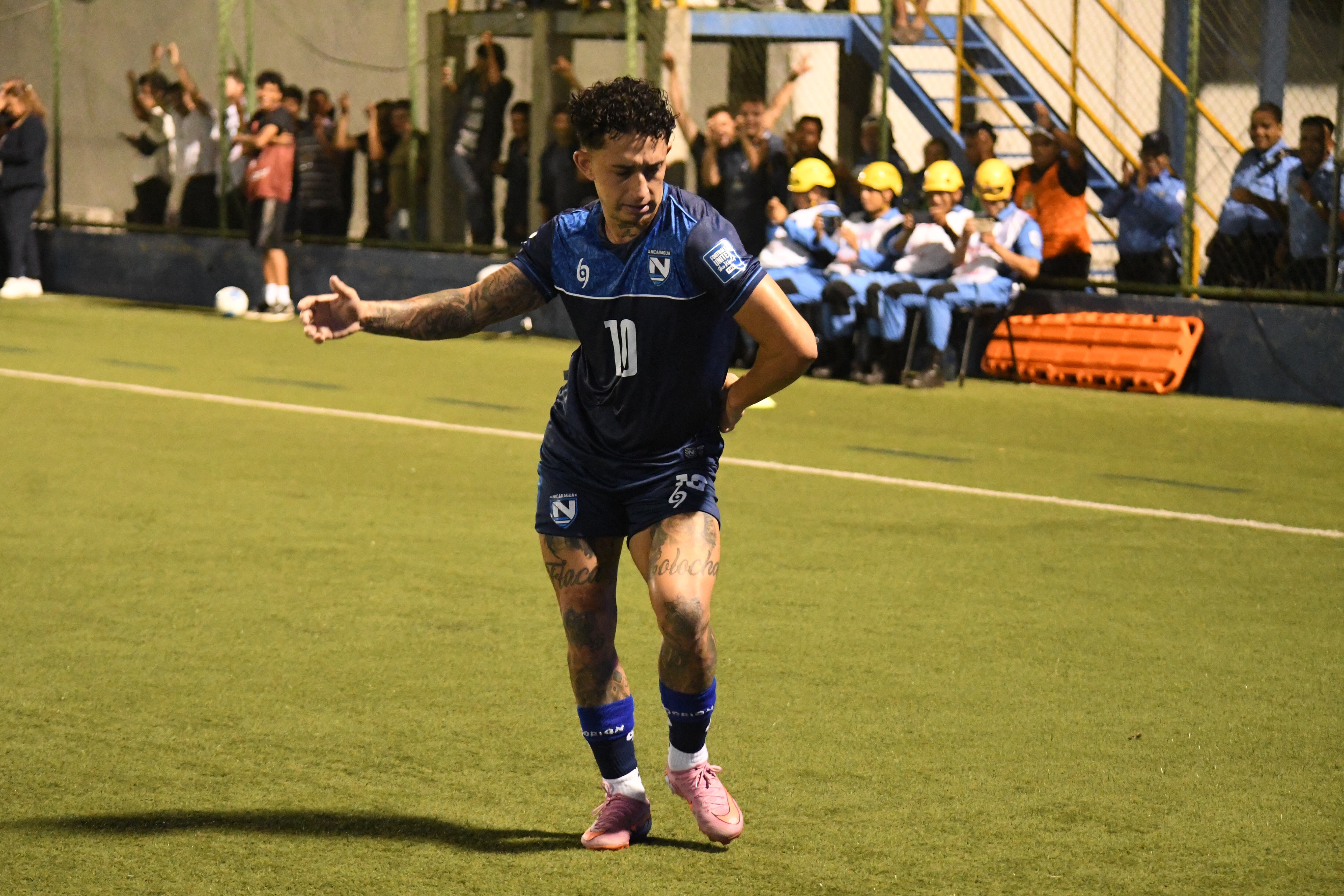 El delantero nicaragüense Byron Bonilla celebra tras anotar el empate contra Costa Rica en el partido por las eliminatorias mundialistas.