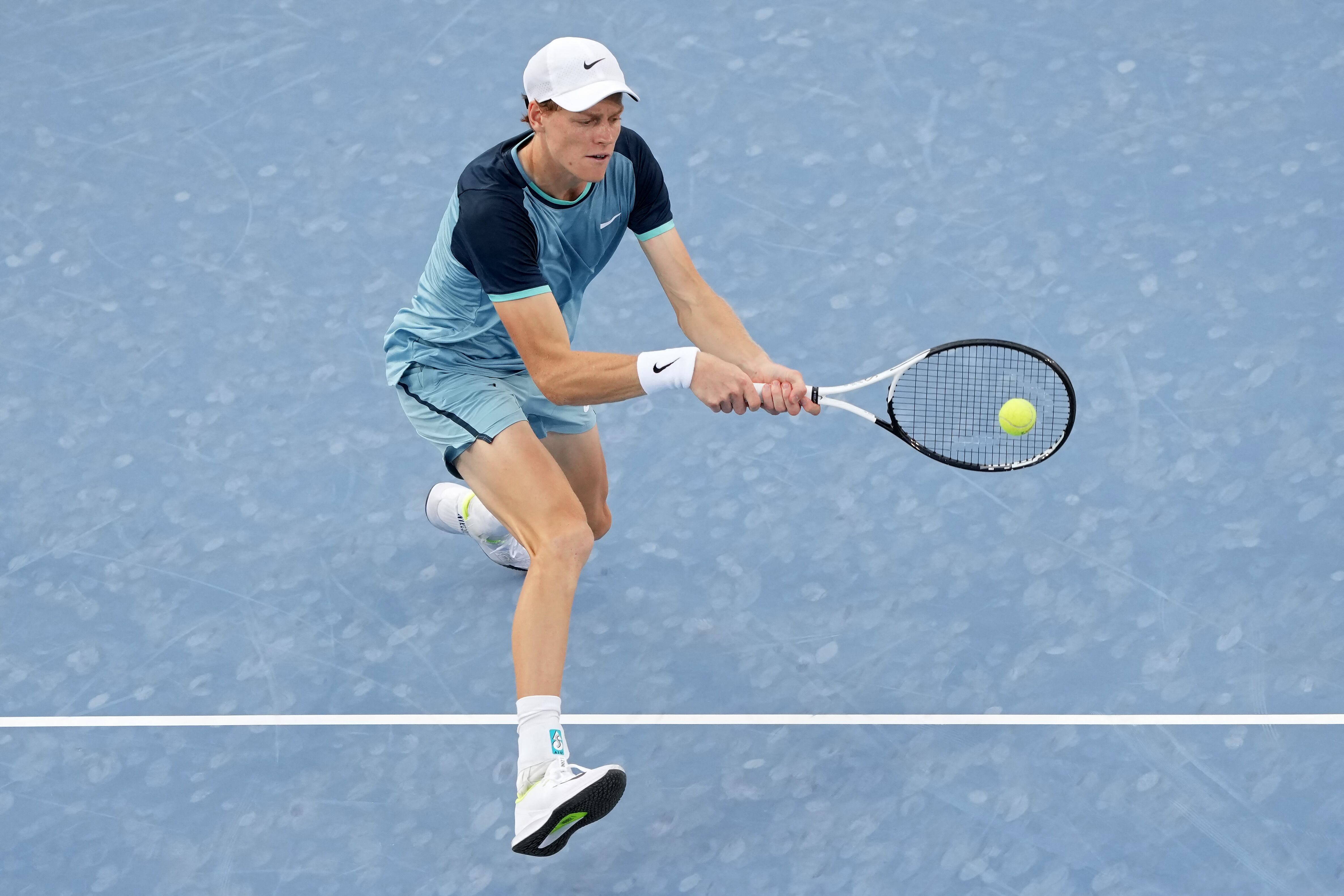 MASON, OHIO - AUGUST 19: Jannik Sinner of Italy plays a backhand during his match against Frances Tiafoe of the United States during the Final Day of the Cincinnati Open at the Lindner Family Tennis Center on August 19, 2024 in Mason, Ohio. Dylan Buell/Getty Images/AFP (Photo by Dylan Buell / GETTY IMAGES NORTH AMERICA / Getty Images via AFP)