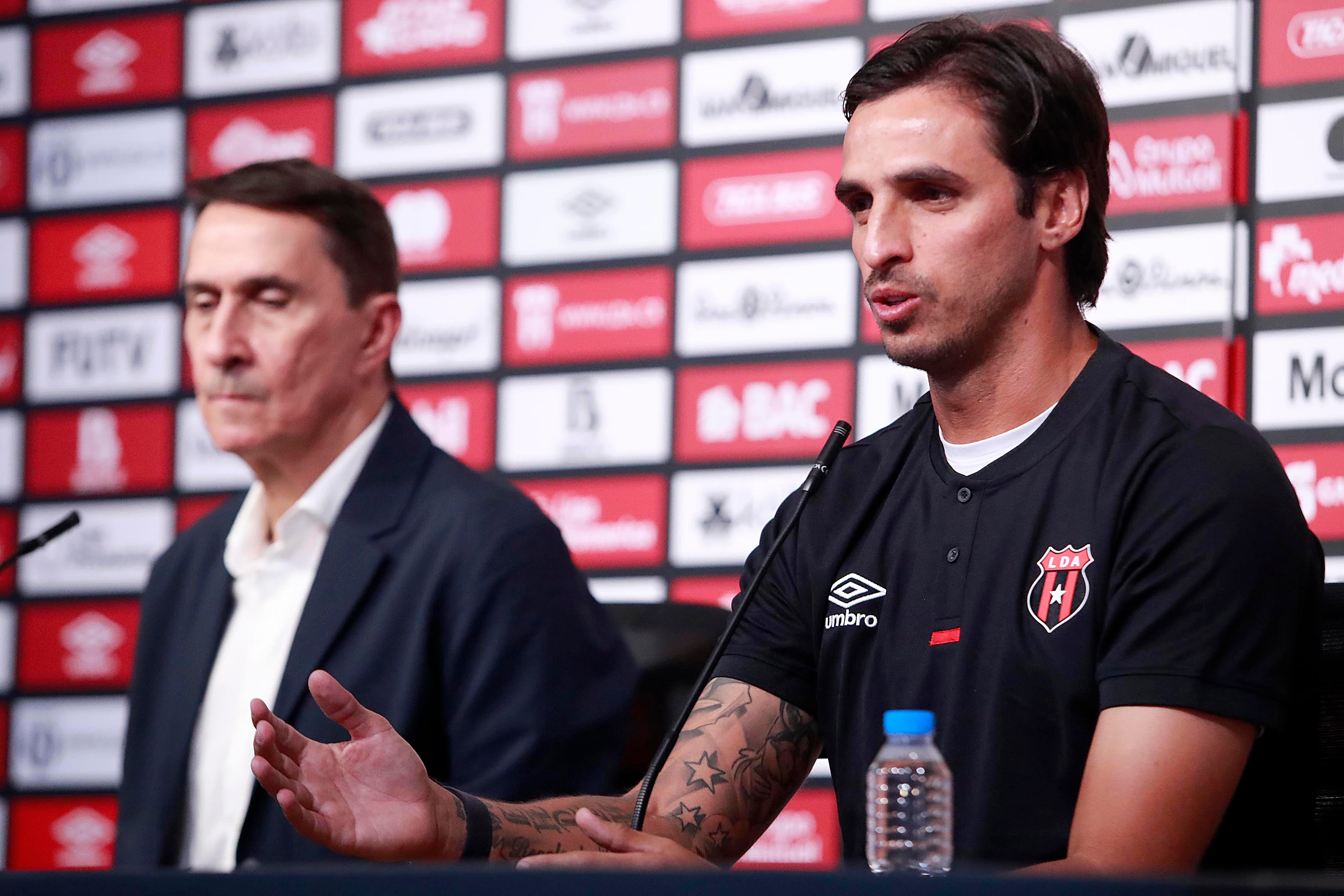 12/03/2024 Turrucares. Este martes fue presentado Alexandre Borges Guimaraes como nuevo director técnico de Liga Deportiva Alajuelense, en las instalaciones del Centro de Alto Rendimiento (CAR). A Guima lo acompañarán dos brasileños y Bryan Ruiz, quienes fueron presentados por el gerente deportivo, Javier Santamaría. Foto: Rafael Pacheco Granados