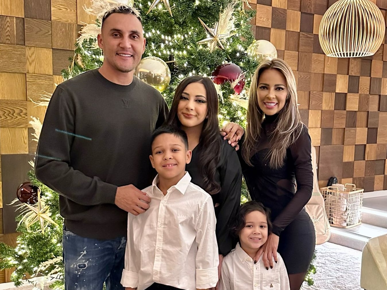 Andrea Salas y Keylor Navas juntos a sus hijos: Daniela, Mateo y Thiago.