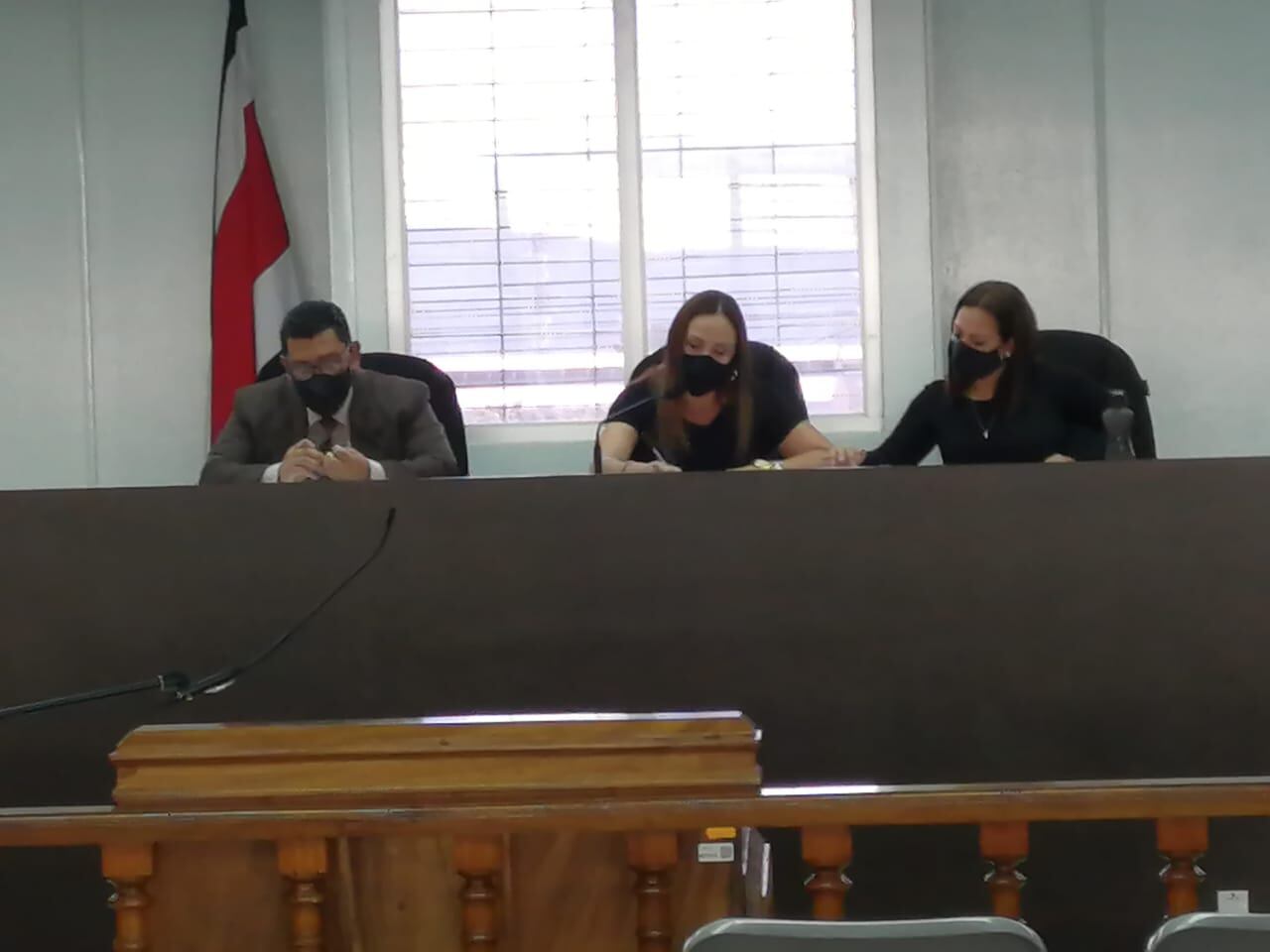Rolando Morales, Grettel Barahona y Sailyn Ballestero tienen a cargo el juicio donde solo dos de los seis sospechosos serán procesados, pues el resto se acogió a un proceso abreviado. Foto: Keyna Calderón.