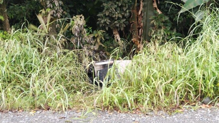 El cadáver, en apariencia de un hombre, estaba calcinado dentro de un refrigerador abandonado a la orilla de la vía.