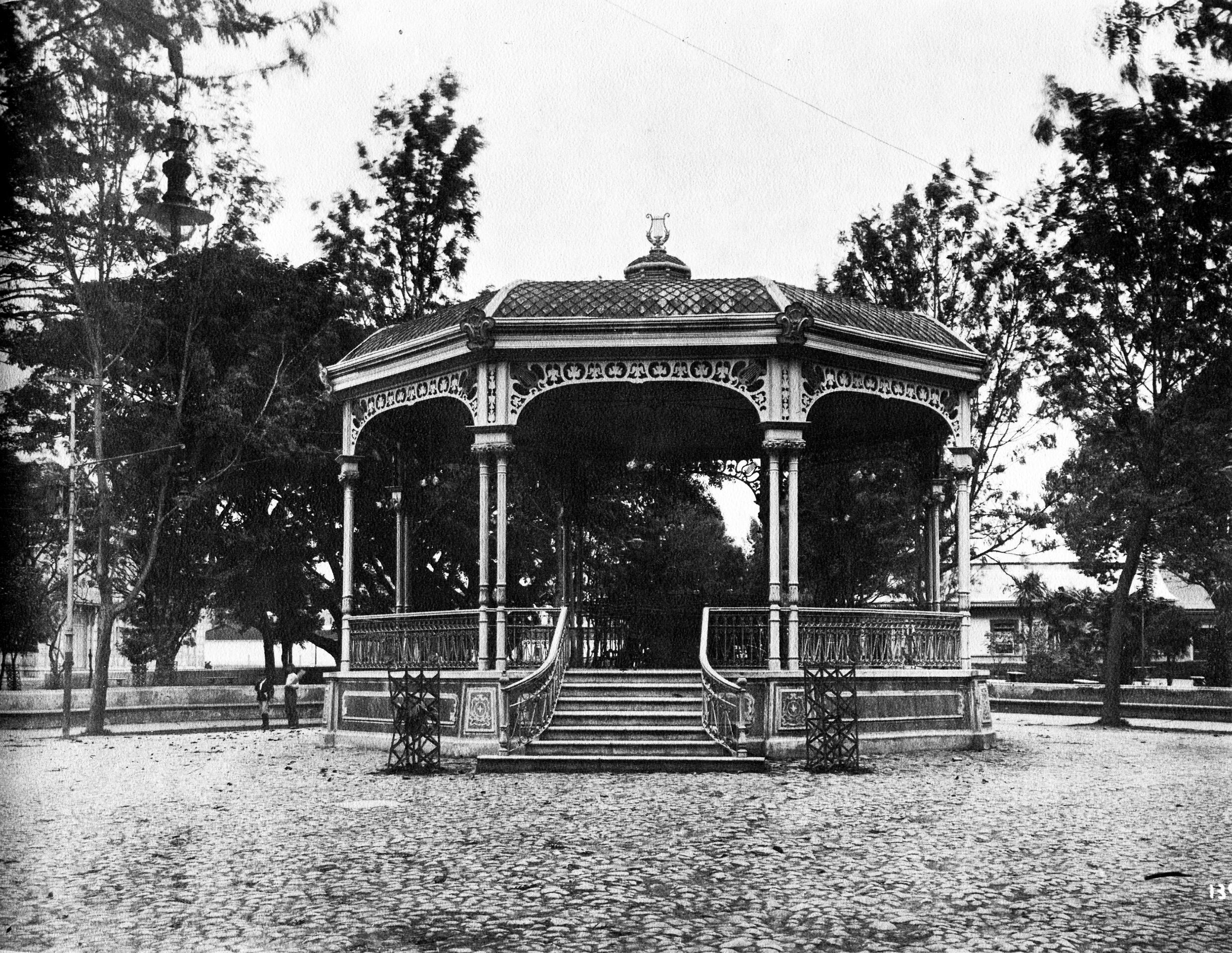 El quiosco modernista del Parque Morazán, hacia 1911.
Fotografía de Manuel Gómez Miralles.
