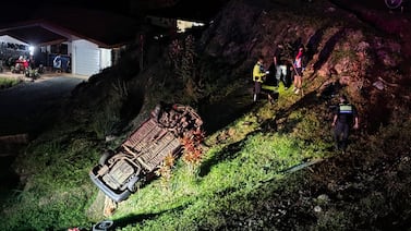 Vehículo cae por ladera en Ciudad Quesada; dos jóvenes fallecen