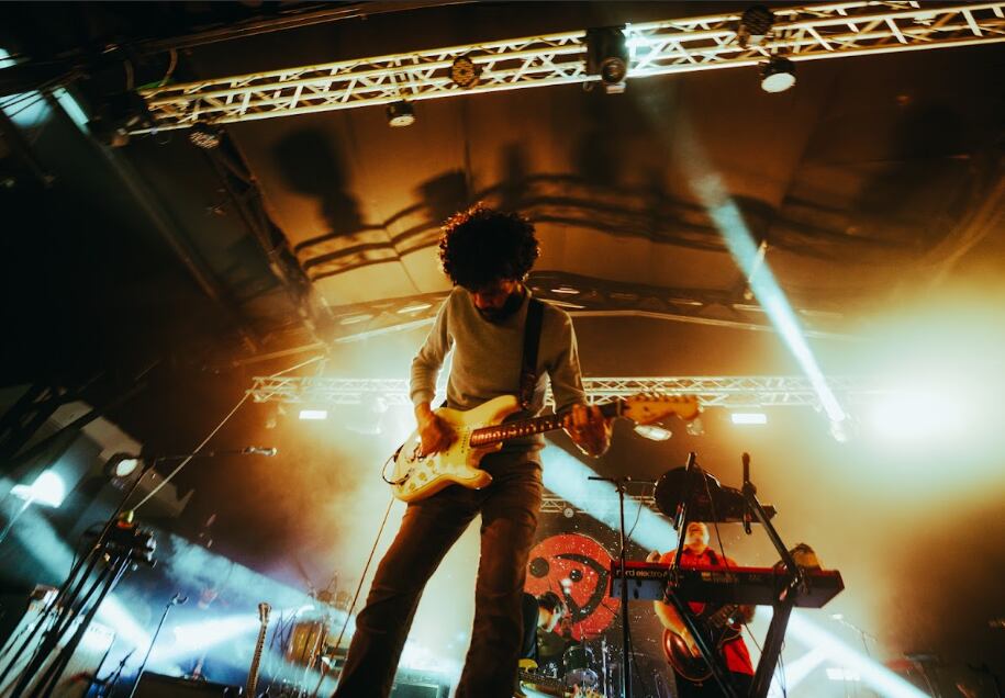 Guitarrista de la banda Señor Loop, tocando en el concierto que ofreció el grupo en Costa Rica.