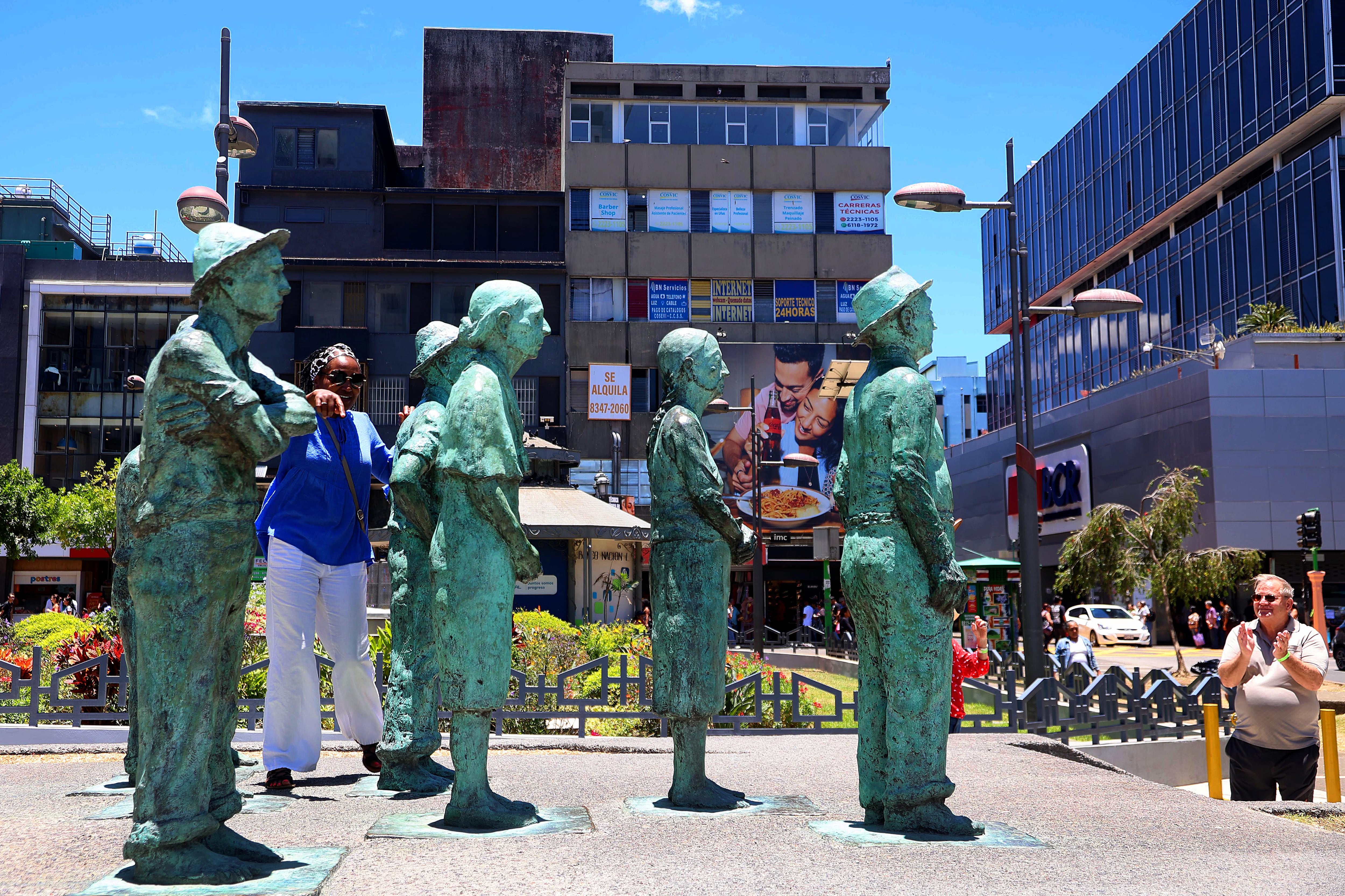 15/04/2024 San José. Este lunes, minutos antes del mediodía, los rayos del sol cayeron perpendicularmente sobre nuestras cabezas y objetos –en un ángulo de 90.°– de modo que la proyección de sombra hacia los lados desapareció. Este fenómeno, conocido como sol cenital o sombra cero, se llama así porque el sol se coloca exactamente encima del cenit “es decir, la intersección de la vertical de un lugar con la esfera celeste”, de acuerdo con el Instituto Meteorológico Nacional (IMN). Desde el centro de la capital, registramos el fenómeno que se dio entre las 11:30 y las 11:40 a.m. Foto: Rafael Pacheco Granados