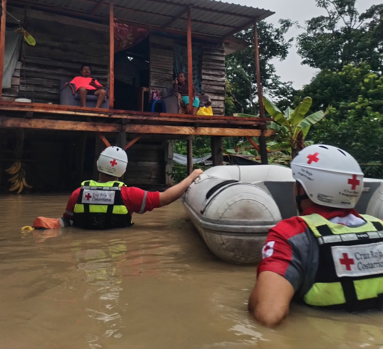 Equipos de la Cruz Roja atienden múltiples emergencias reportadas durante las últimas horas debido a las inundaciones provocadas por el paso de la onda tropial 32. Cantones como Sarapiquí, Guácimo, Siquirres y Valle La Estrella están entre los más afectados.