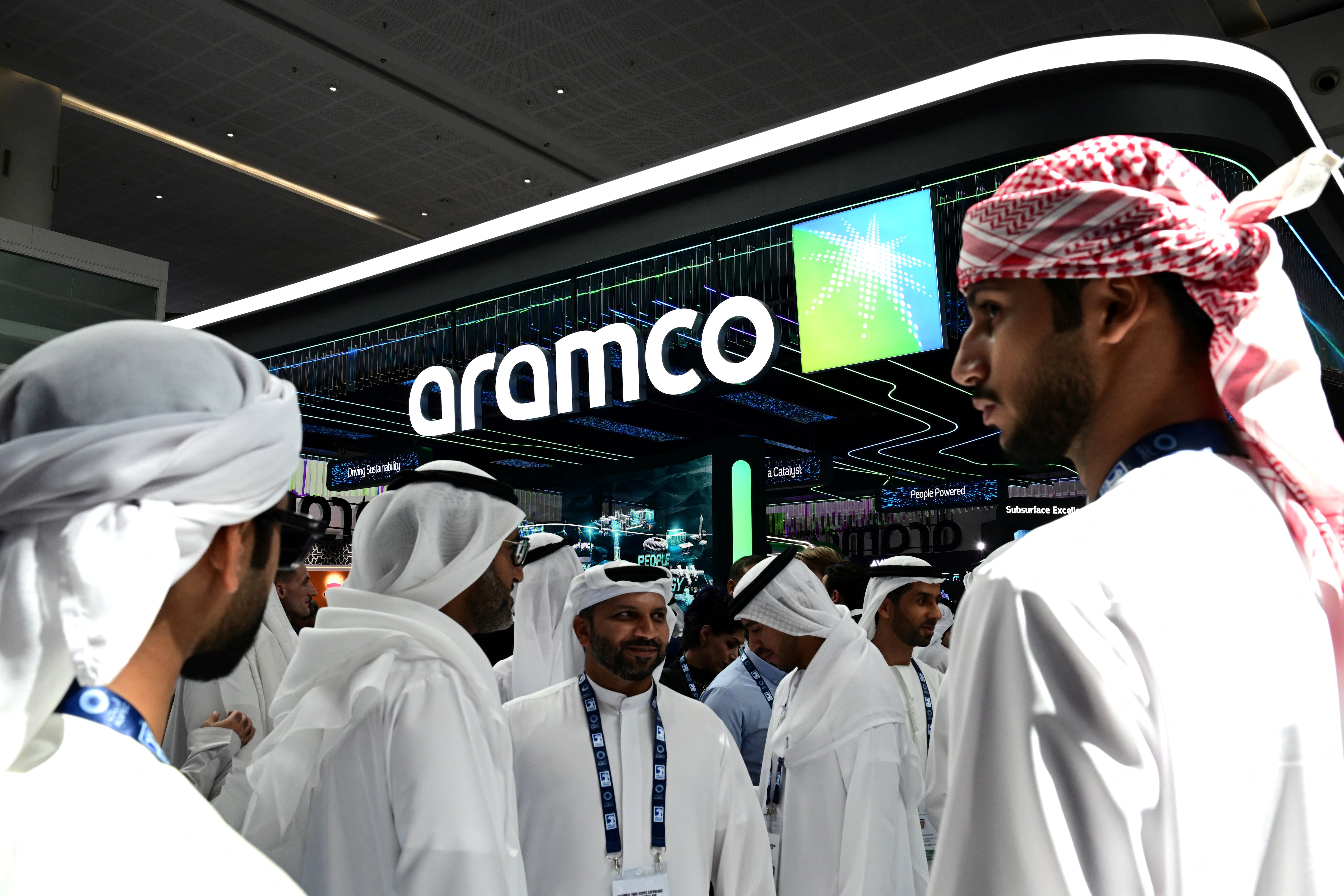 Invitados en el stand de ARAMCO (oficialmente, la Compañía Petrolera de Arabia Saudita), durante la Exposición y Conferencia Internacional del Petróleo de Abu Dabi (ADIPEC), celebrada en Abu Dabi el 3 de noviembre de 2025