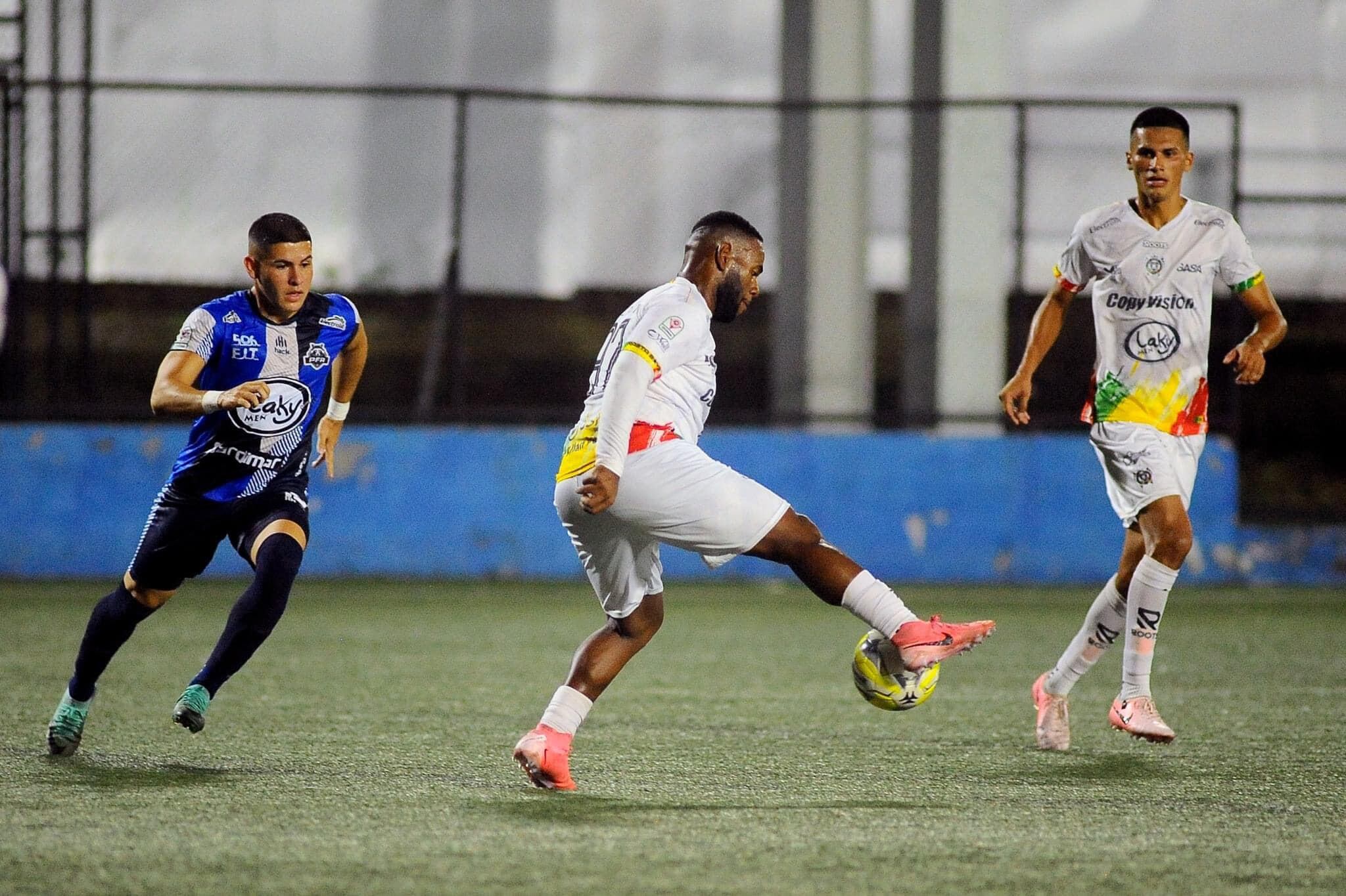 Jonedzel Lopez Tyndall jugando con Limon Black Star