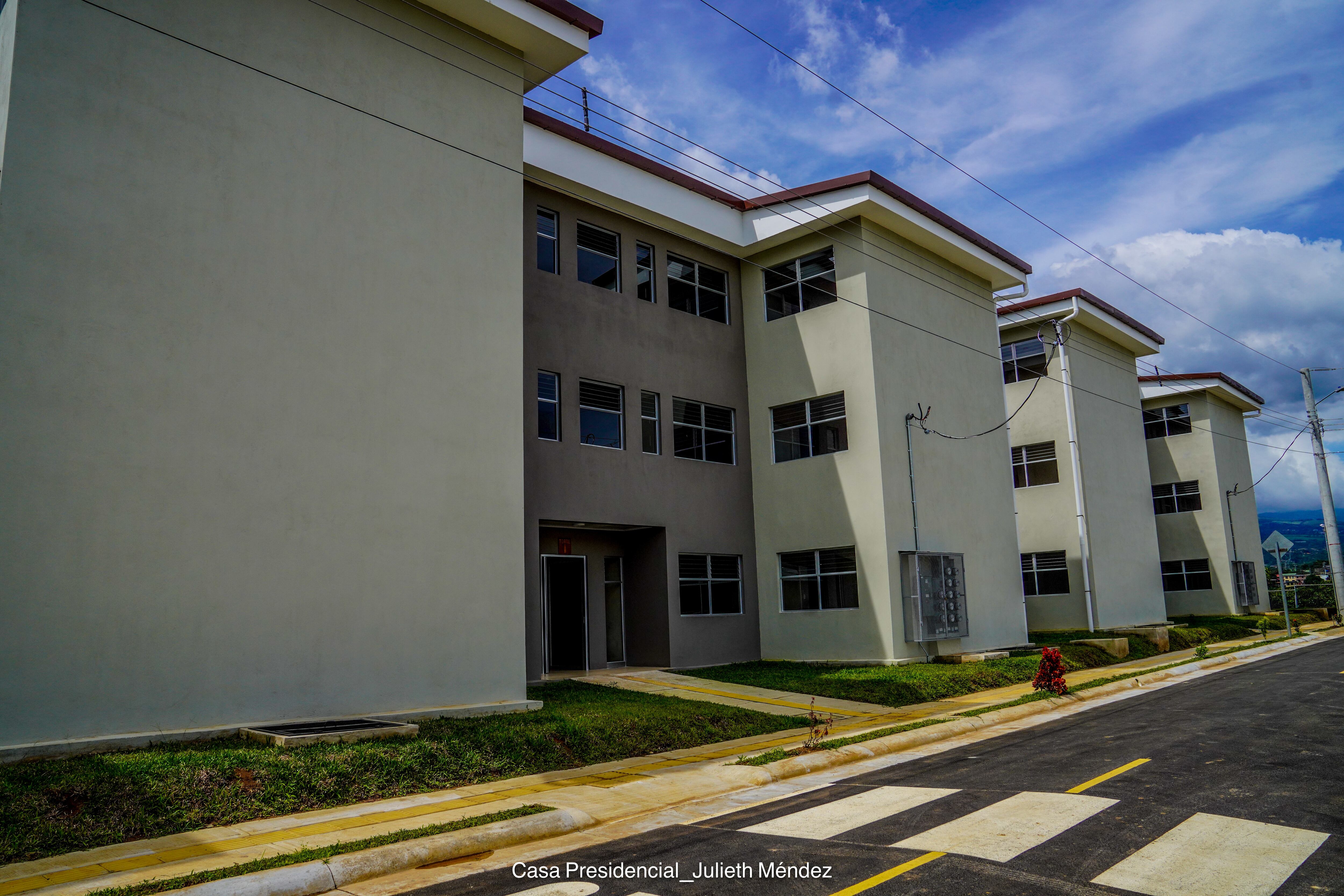 El condominio La Esperanza contempla 120 apartamentos distribuidos en 10 torres de tres niveles, con 12 unidades habitacionales por torre. Fotografía: