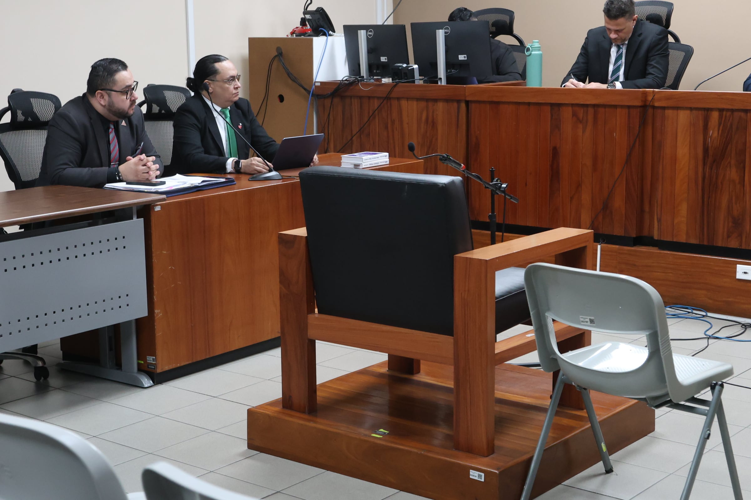 Juicio de Majo Ulate y Mauricio Hoffmann contra Diego Bravo