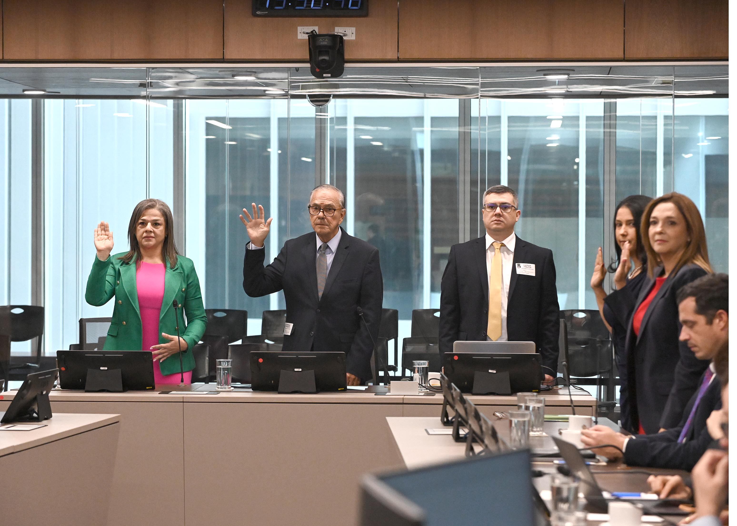 10 de julio del 2025. Asamblea Legislativa. 13:00 hrs. La Junta Directiva del Banco Nacional comparece ante la comisión legislativa de control de ingreso y gasto. Maximiliano Alvarado Ramírez (presidente), Noylin Cruz Suárez (vicepresidenta), Rolando Saborío Jiménez (secretario) y los directores María Brenes Quesada, María del Milagro Solórzano León, Anabelle Chaves Soto y Randall Monge Saborío. En la foto: Directivos respondieron las consultas de los diputados. Maximiliano Alvarado (izq) conversa con Rolando Saborío. Foto: Albert Marín