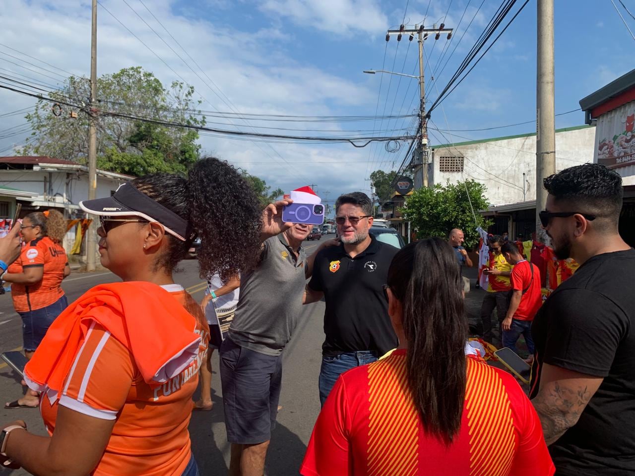 Jafet Soto no pasa inadvertido en el Puerto, antes del partido entre Puntarenas FC y Herediano, en la primera fecha del Torneo de Clausura 2025.