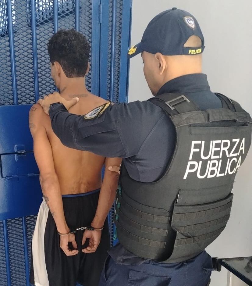 El sospechoso de asesinar a su compañera sentimental en Alto Catarata de Cahuita fue detenido por la Fuerza Pública cerca de Sarapiquí. Foto: Cortesía MSP.