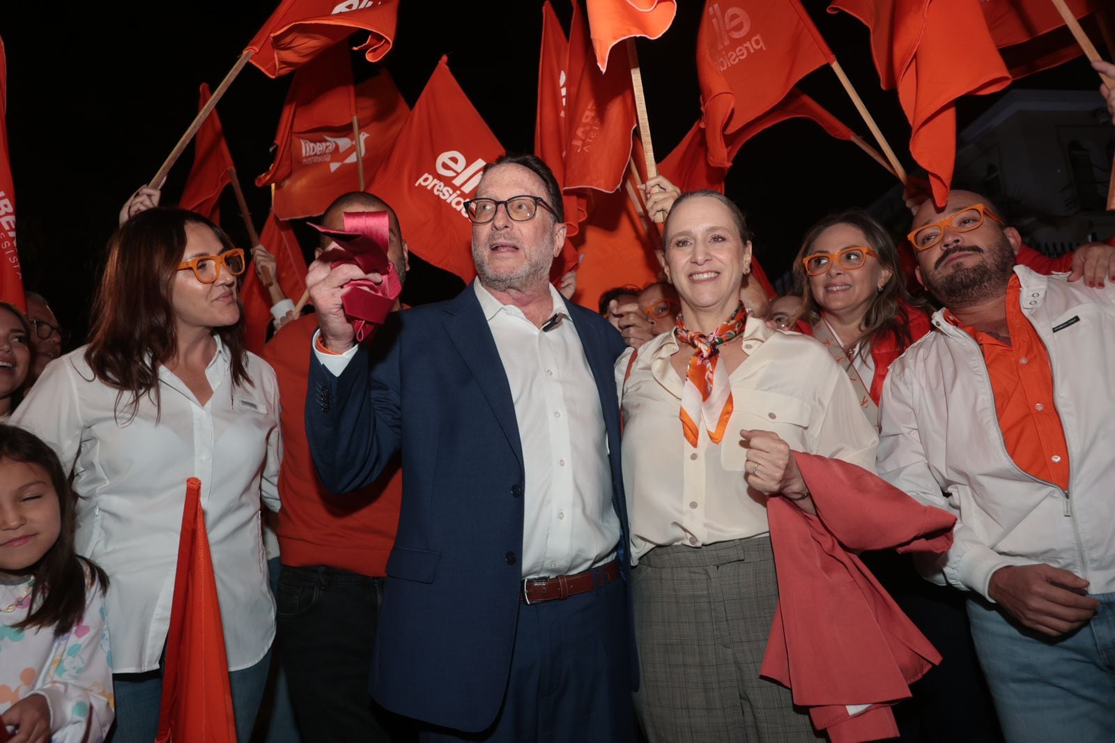 Eliécer Feinzaig llegó acompañado por su esposa.