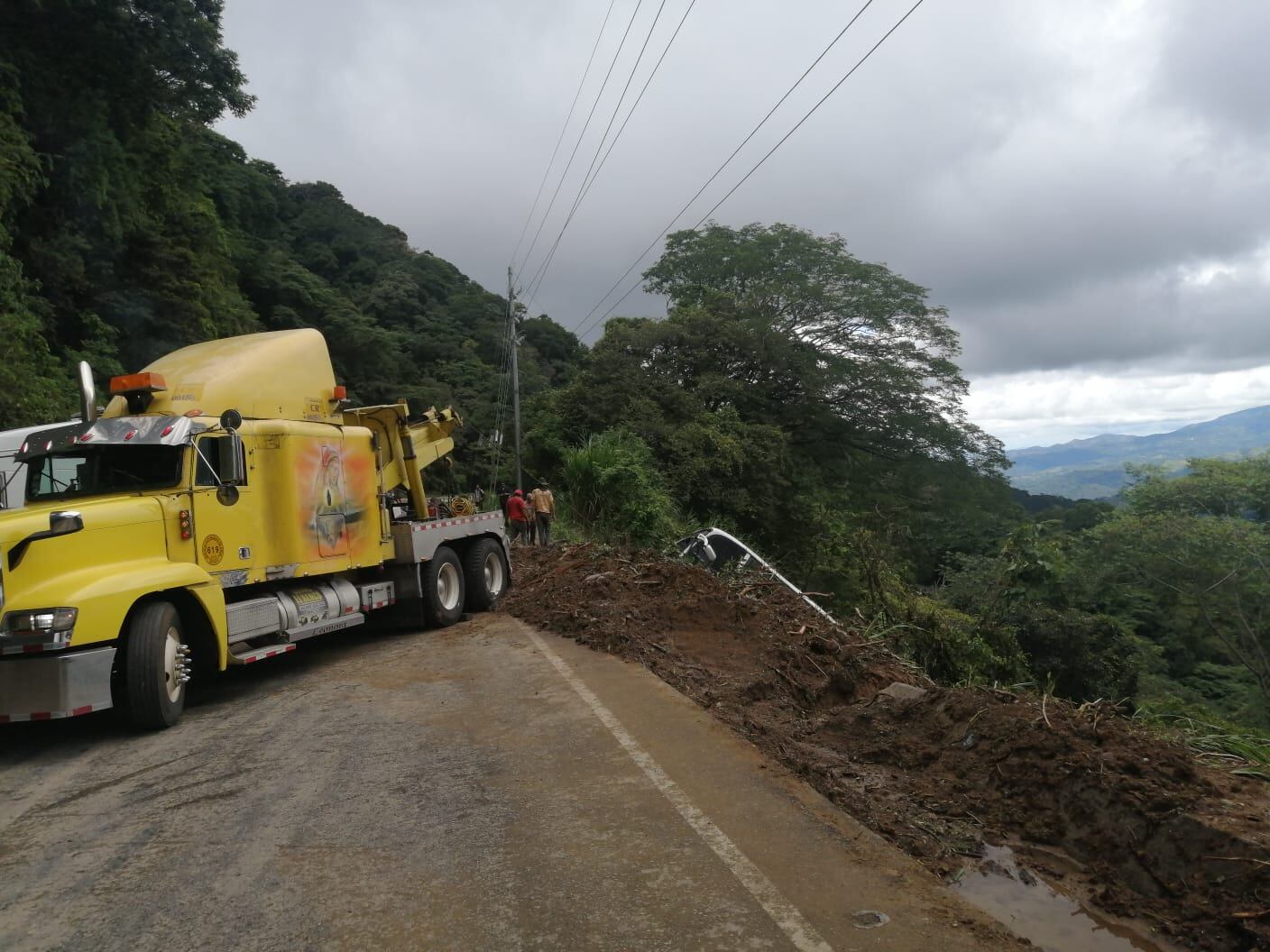 A las 10:55 a. m., el bus empezaba a asomarse cerca de la calzada, luego de tres horas de faena. Foto: Cortesía.