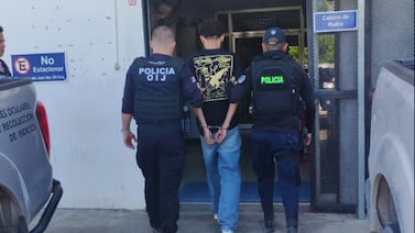 ‘Yo a usted lo voy a entregar’: madre del joven sospechoso de asesinar a su compañero en Liberia pide perdón