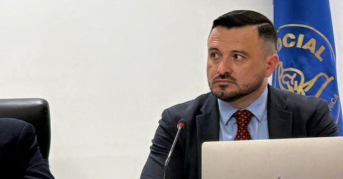 en la imagen, Héctor Arias Mora