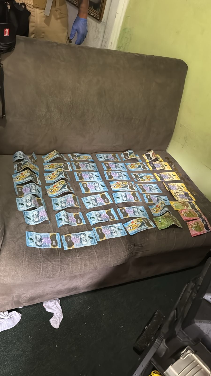 Varios miles de colones fueron incautados en la vivienda de un sospechoso de participar en un homicidio y asaltos en Atlántida de Limón.