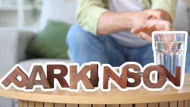 Estos cambios no siempre son ‘normales con la edad’: cómo identificar los primeros signos del Parkinson