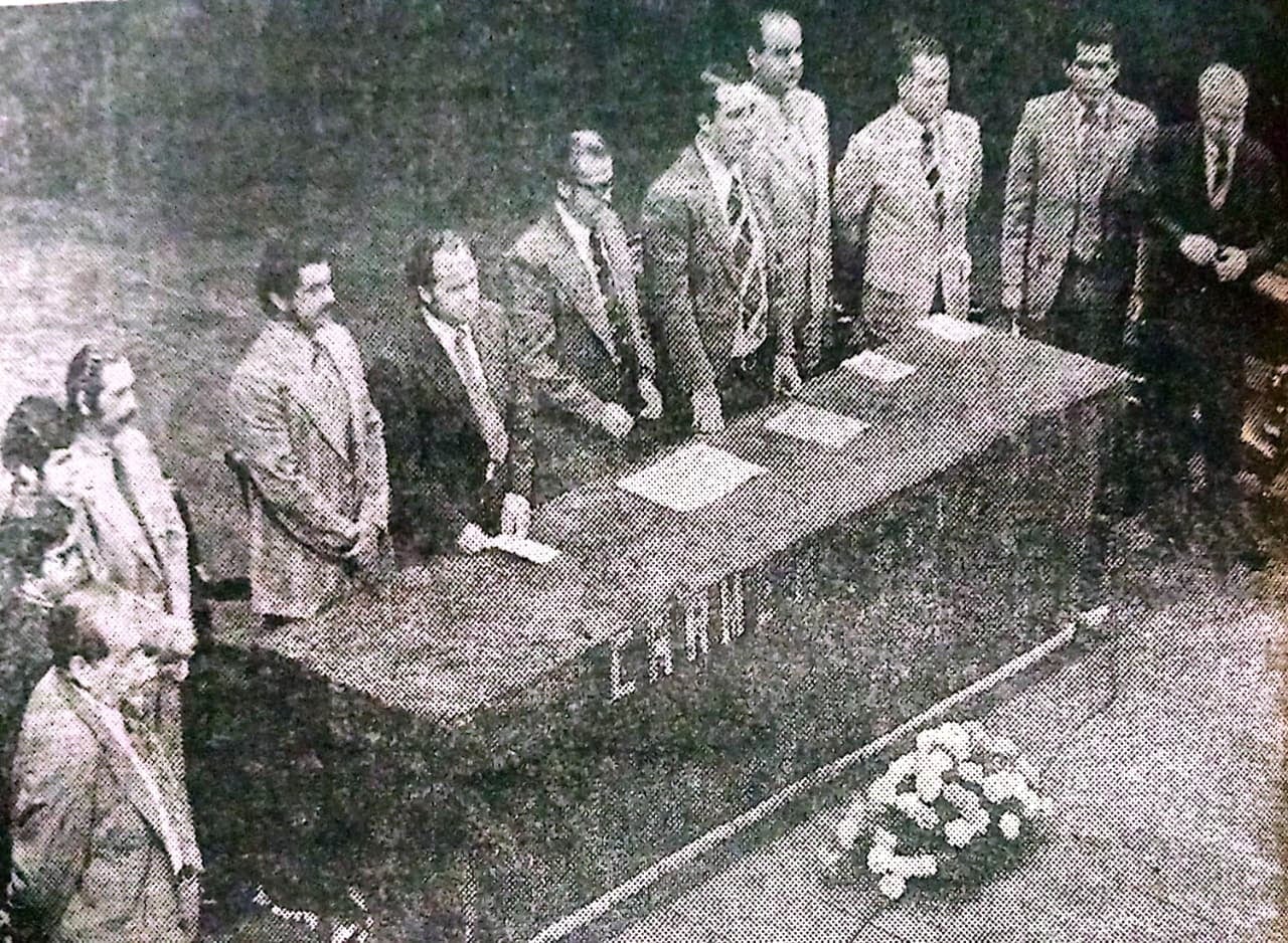 Ceremonia de inauguración de la VII asamblea anual del Sindicato de Educadores Costarricenses. Al centro, los representantes del presidente Daniel Oduber: el Ministro de Trabajo, Rafael Ángel Rojas y el de Educación, Fernando Volio.