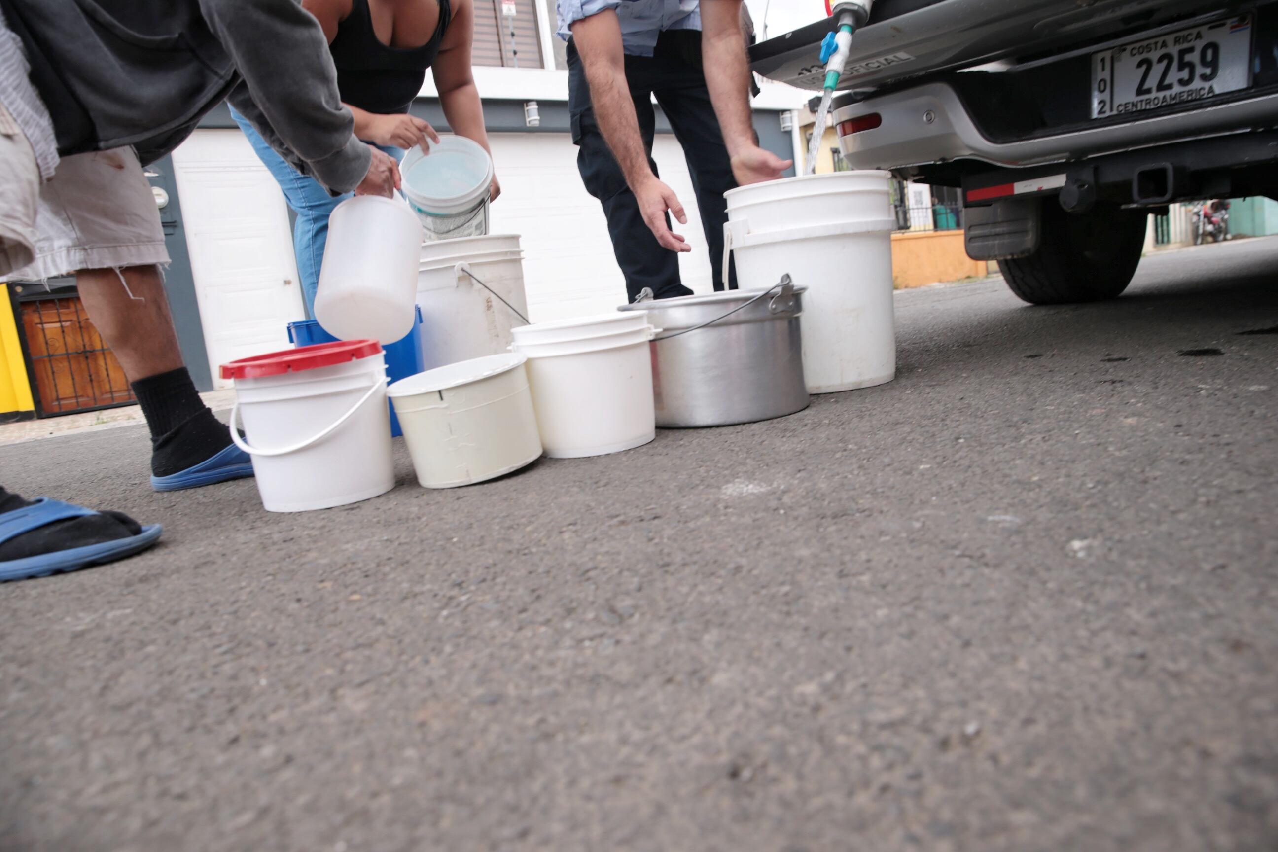 26/01/2024/ Contaminación del agua en Tibás, Moravia Guadalupe afecta a vecinos y comercio, funcionarios del A&A suministran agua en Calle Blancos / foto John Durán