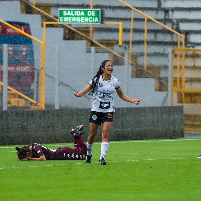 Yoseline Fonseca convirtió el primer gol en el partido entre Saprissa FF y Sporting, en el Estadio Ricardo Saprissa.