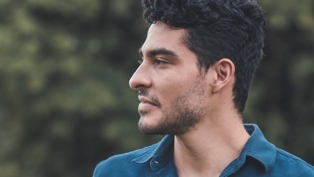 Julián Valverde, el nuevo periodista de Teletica, contó la difícil situación por la que pasó hace 10 años y que lo llevó al mundo del teatro y del cine antes de debutar en la televisión.