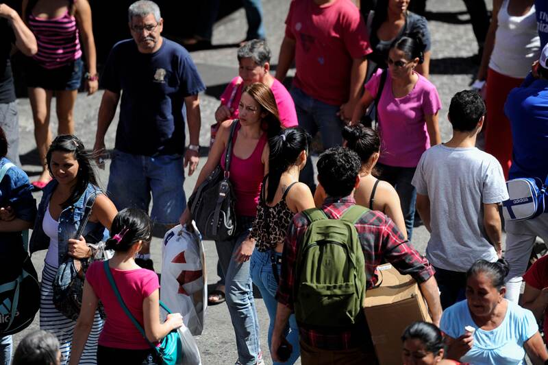 24-12-13 San José centro.
La gente aprovecha el día para hacer sus últimas compras navideñas.
Foto: LUIS NAVARRO
