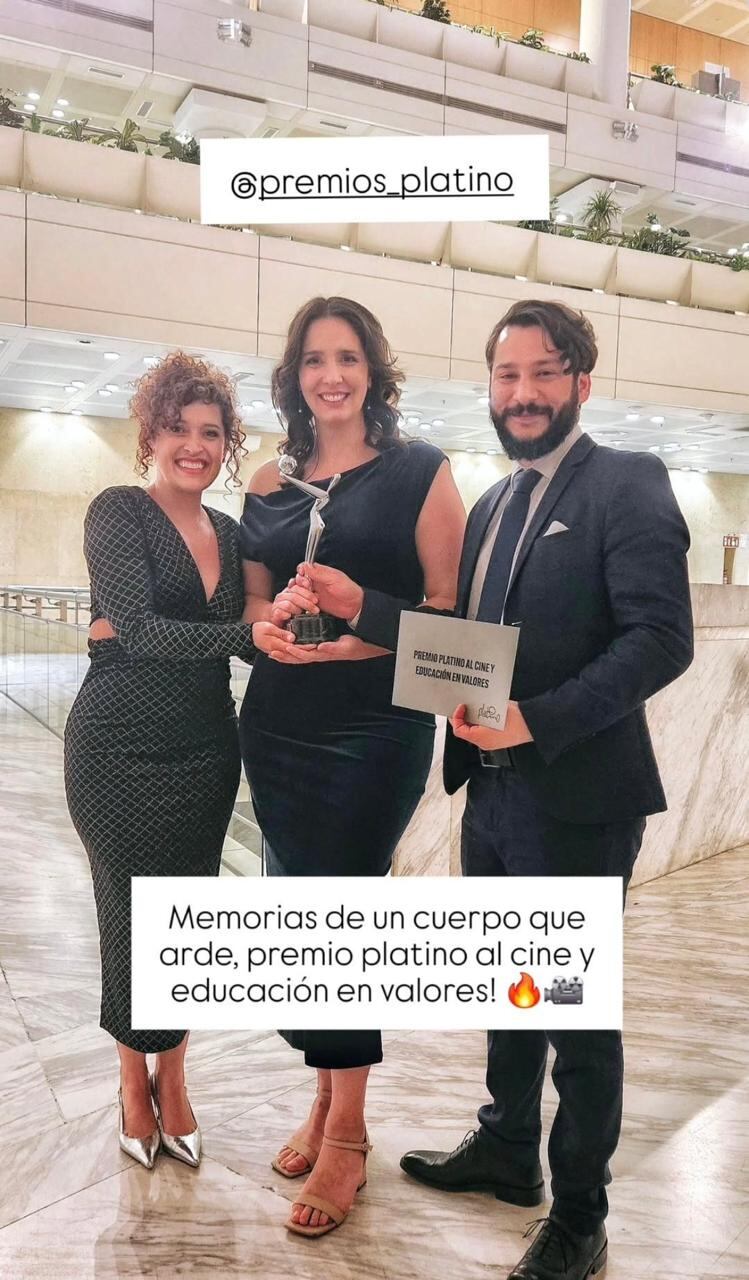 En la imagen, el equipo muestra su emoción al recibir el reconocimiento en los Premios Platino.