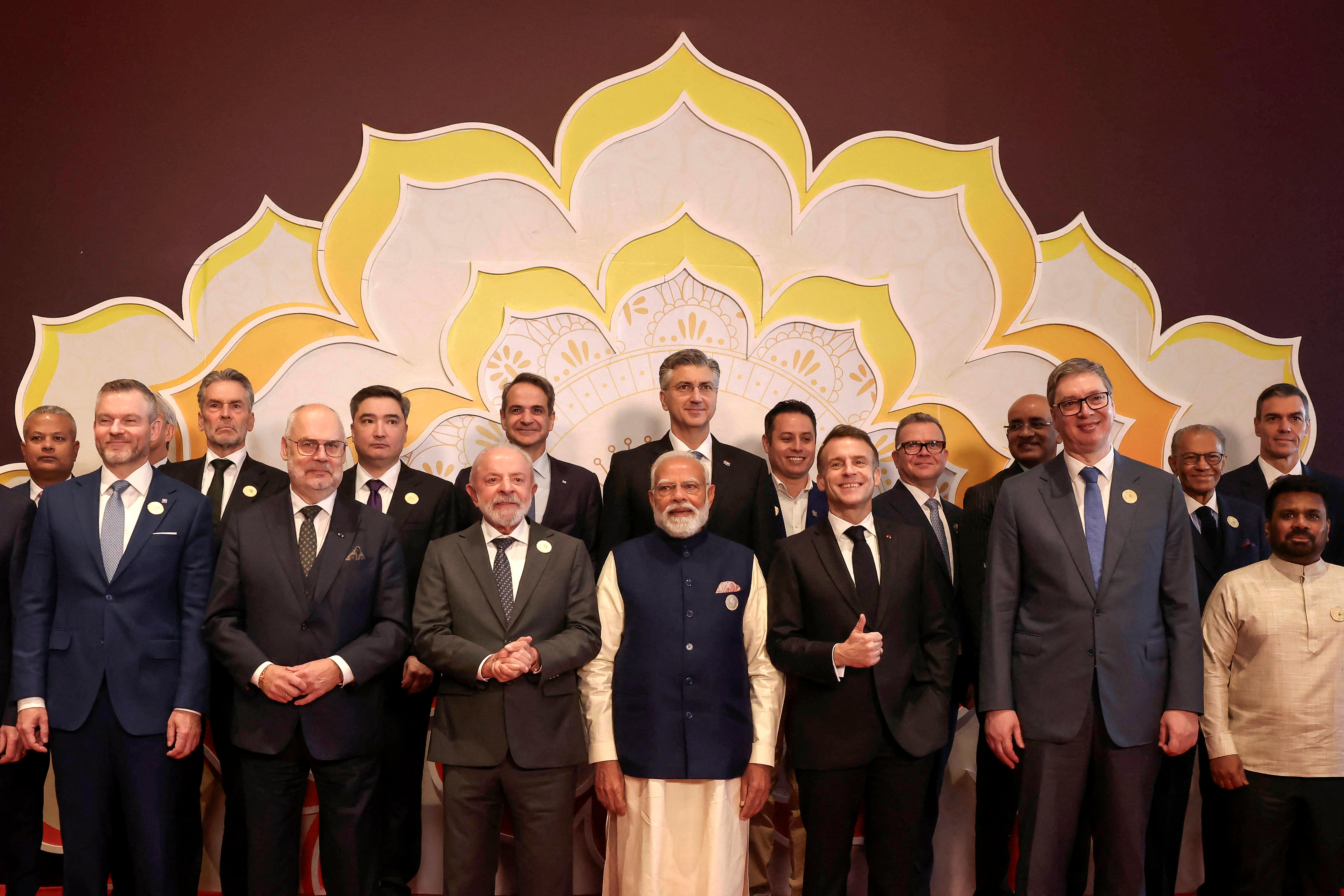 El primer ministro de la India, Narendra Modi (centro), el presidente de Brasil, Luiz Inácio Lula da Silva (centro izquierda) y el presidente de Francia, Emmanuel Macron (centro derecha) posan con otros líderes y representantes mundiales para una foto grupal durante la Cumbre de Impacto de IA en Nueva Delhi el 19 de febrero de 2026.