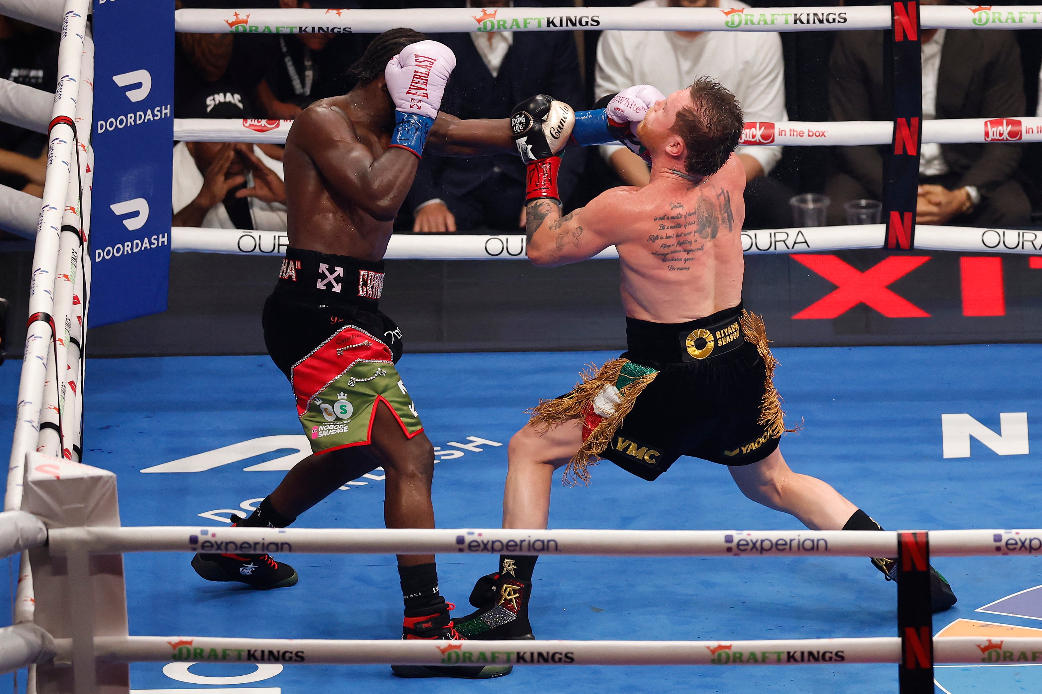 Terence Crawford le lanza una izquierda a Canelo Álvarez en la pelea por el título Supermediano en el Allegiant Stadium de Las Vegas.