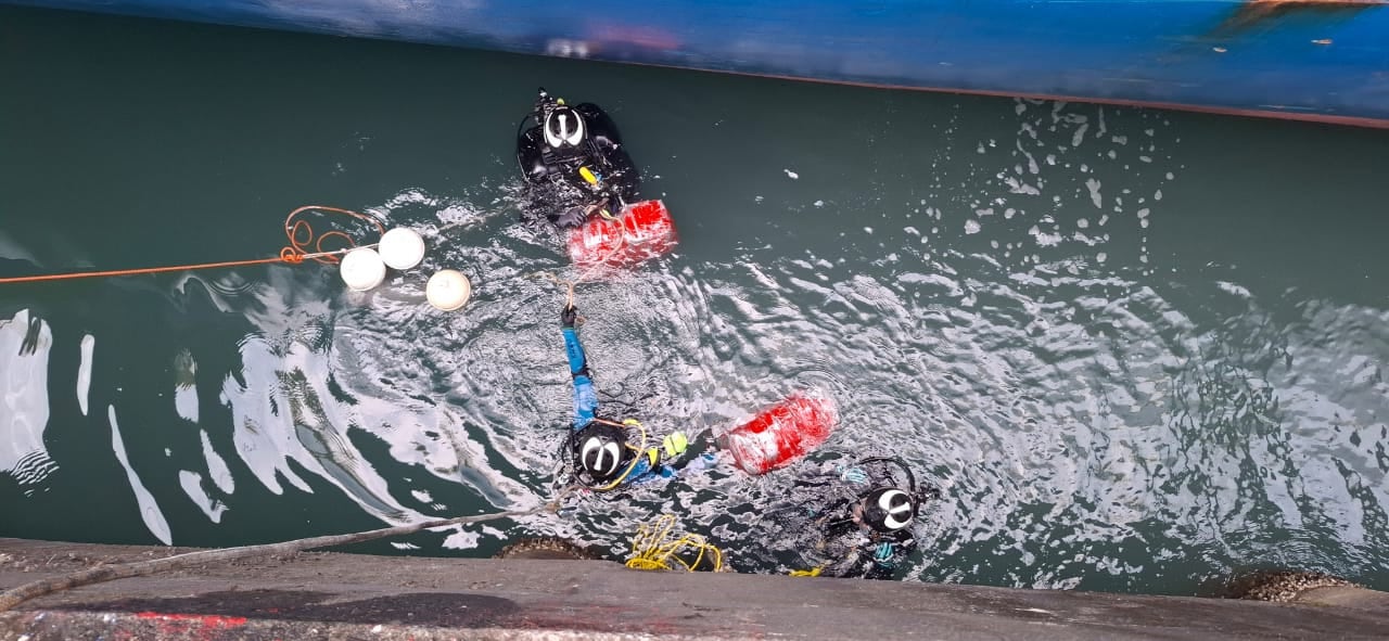 Los buzos localizaron irregularidades en el casco de la embarcación.