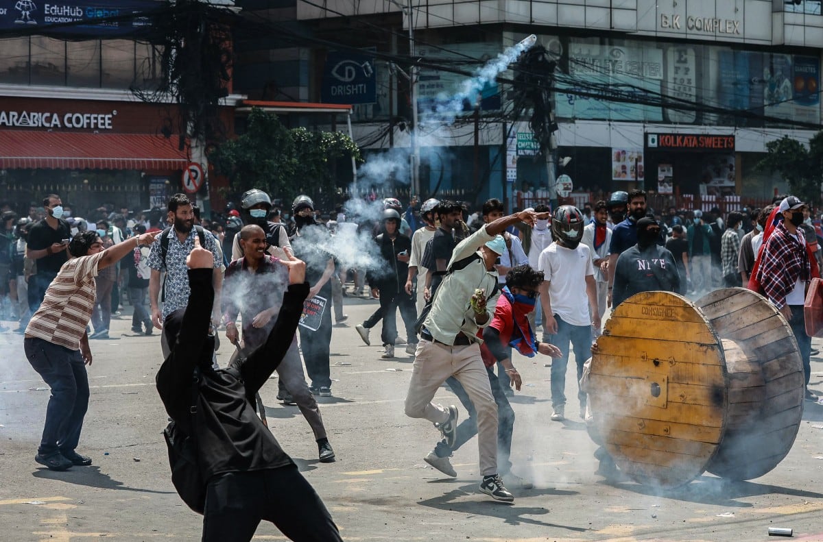 Toma abierta de las protestas en Nepal en una calle.