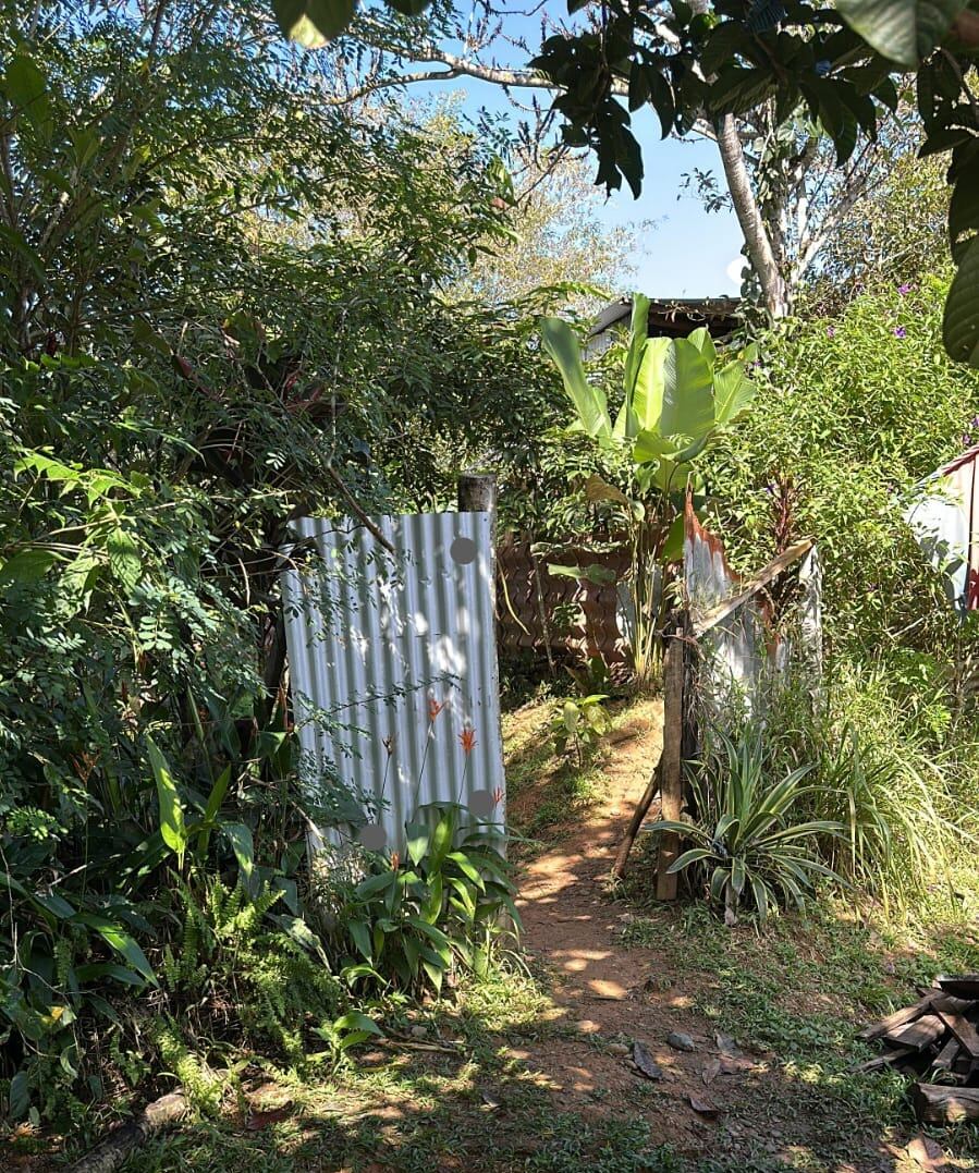 En esta vivienda fue hallada sin vida la mujer de 32 años este lunes. Agentes del OIJ llegaron a sitio para buscar pistas, tratar de identificar al sospechoso y levantar el cuerpo para su traslado a la morgue. Foto: suministrada por Reiner Montero.