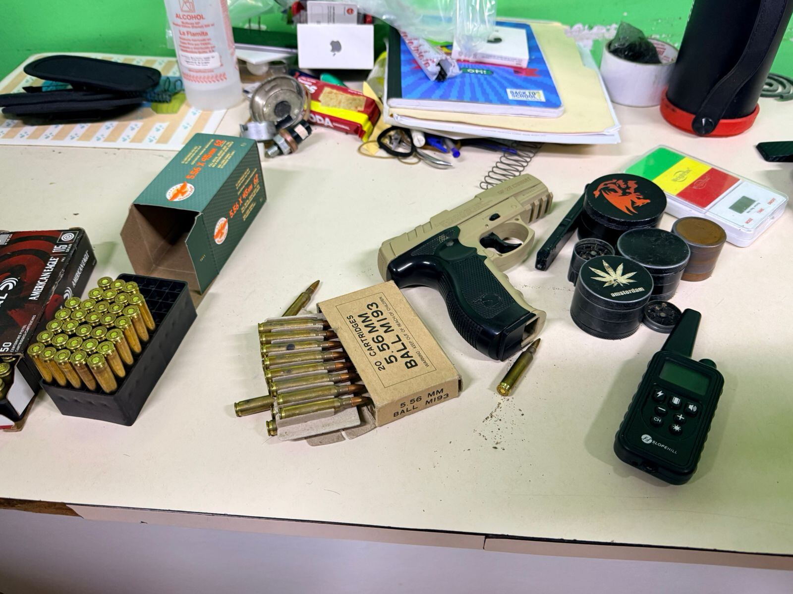 Armas, municiones y radios de comunicación son parte de lo decomisado.