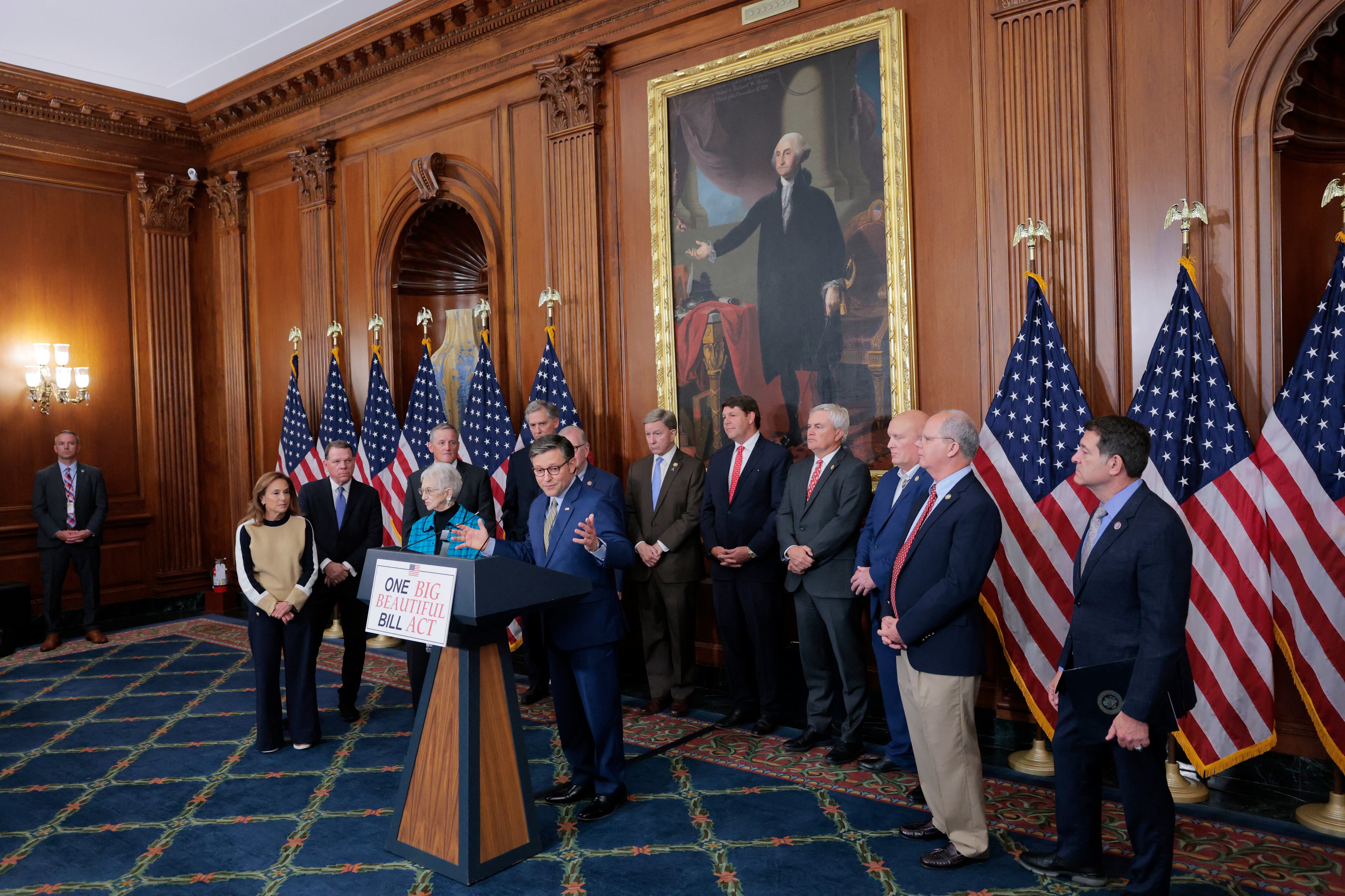 El presidente de la Cámara de Representantes de EE. UU., Mike Johnson en conferencia de prensa después de que la Cámara aprobara por un estrecho margen un proyecto de ley que impulsa la agenda del presidente Donald Trump en el Capitolio de EE. UU. este 22 de mayo. Fotografía: