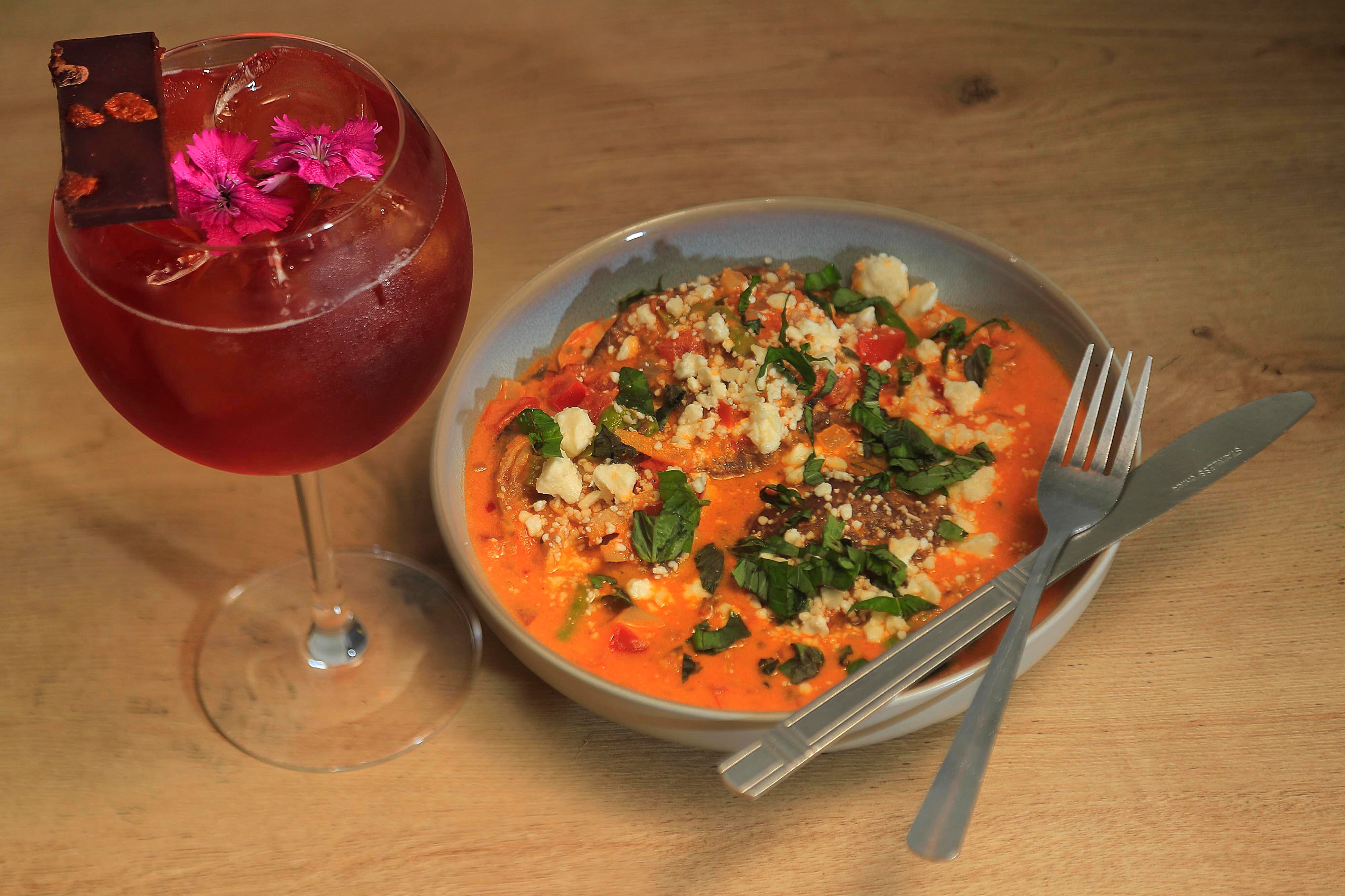 06/09/2023 Restaurante Arbol de Seda. Tema de gastronomía relacionado con el cacao: postres, bebidas y platos fuertes elaborados con base en este producto.