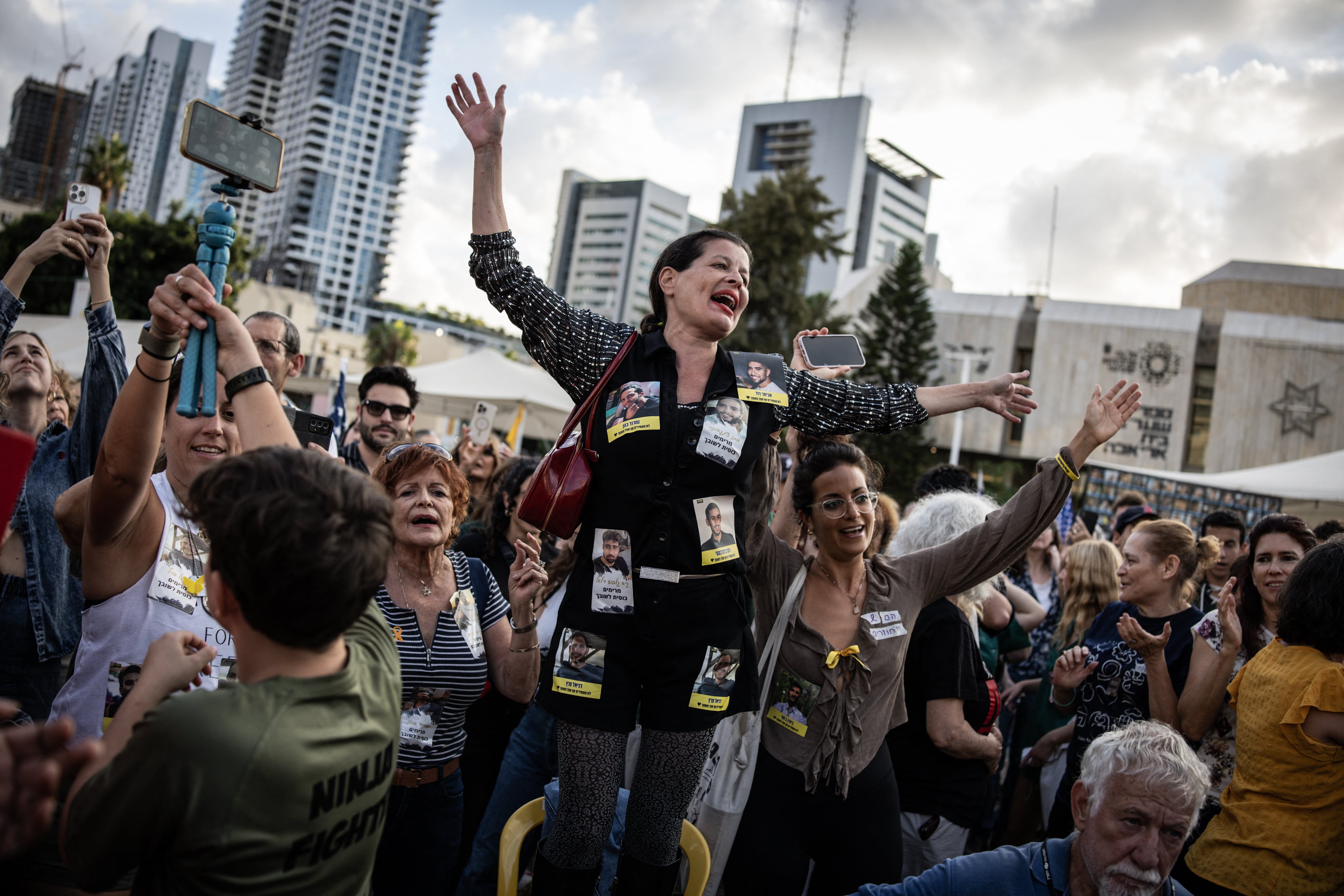 La gente celebra en la Plaza de los Rehenes de Tel Aviv el 9 de octubre de 2025, tras el anuncio del nuevo acuerdo de alto el fuego en Gaza. Miles de israelíes jubilosos se congregaron en una plaza de Tel Aviv el 9 de octubre, con la esperanza de que los rehenes retenidos en Gaza tras dos años de temor y preocupación, regresaran, después de que Israel y las facciones palestinas alcanzaran un acuerdo de liberación de rehenes y tregua, un paso importante hacia el fin de la guerra.