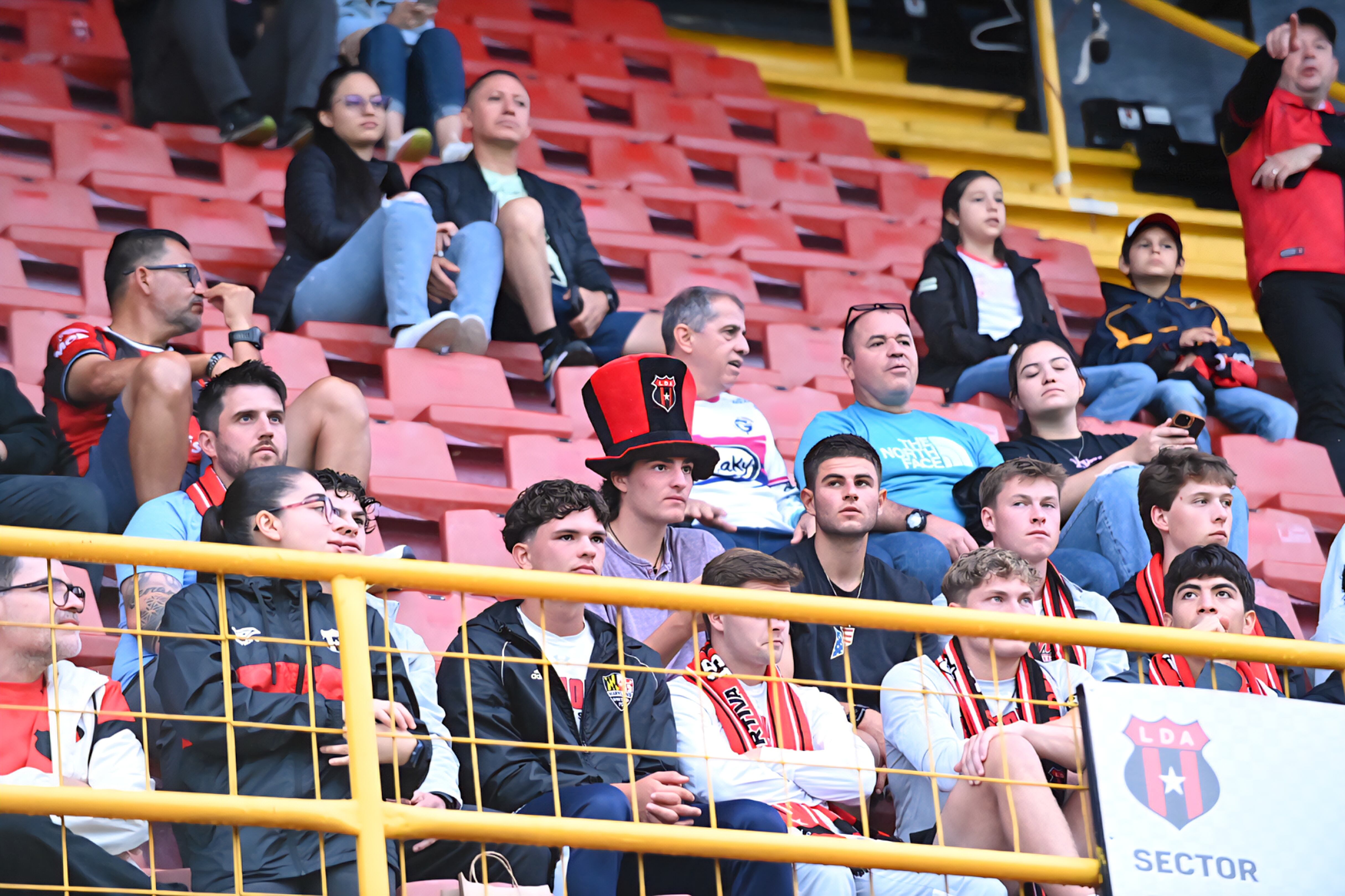 03 de agosto del 2025. Estadio Alejandro Morera Soto. 18:00 hrs. Jornada 2 del Torneo de Apertura 2025 del Campeonato Nacional de fútbol de Primera División. La Liga Deportiva Alajuelense (LDA) enfrenta como local al Guadalupe F.C. En la foto: Ambiente previo al juego, directores técnicos Oscar Ramírez y Fernando Palomeque, acciones del juego. Foto: Albert Marín.